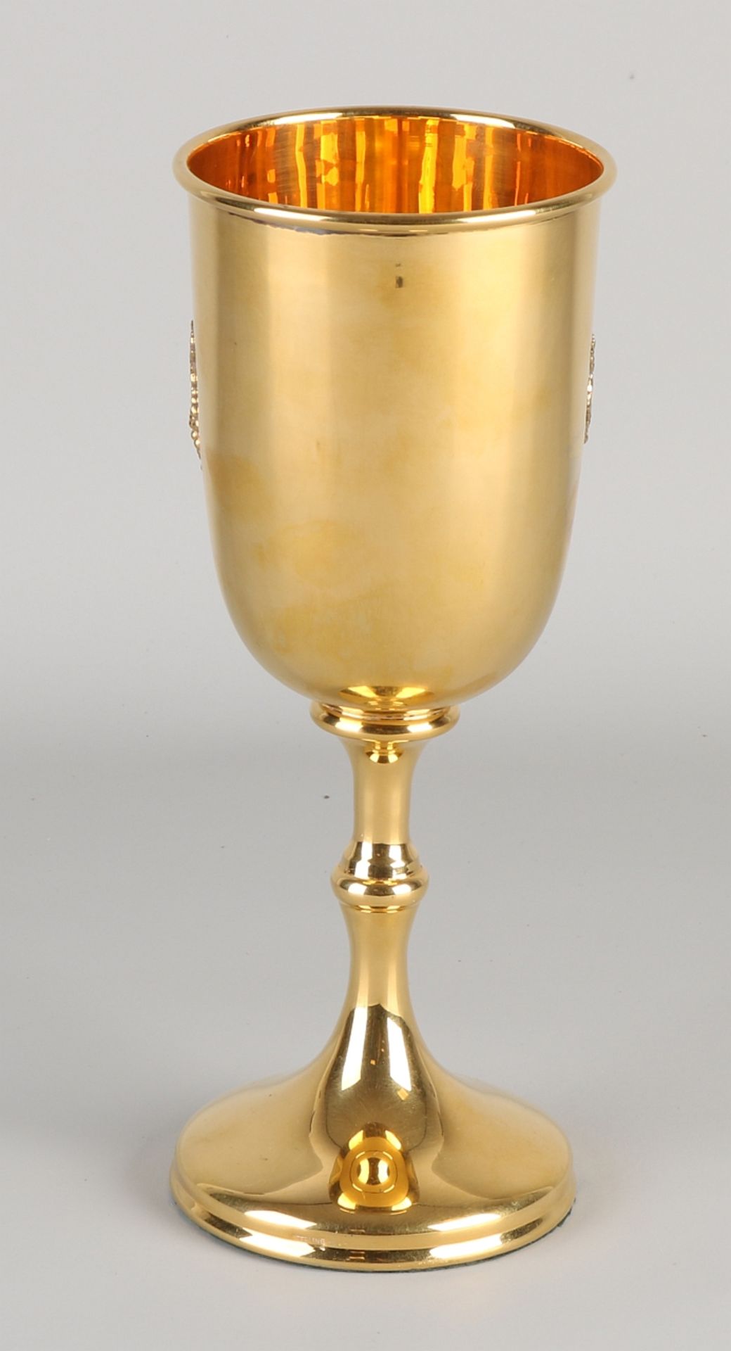 Silbervergoldeter Kelch, 925/000, auf einen runden Boden gestellt. Der Kelch ist mit einem Ornamen - Image 3 of 3