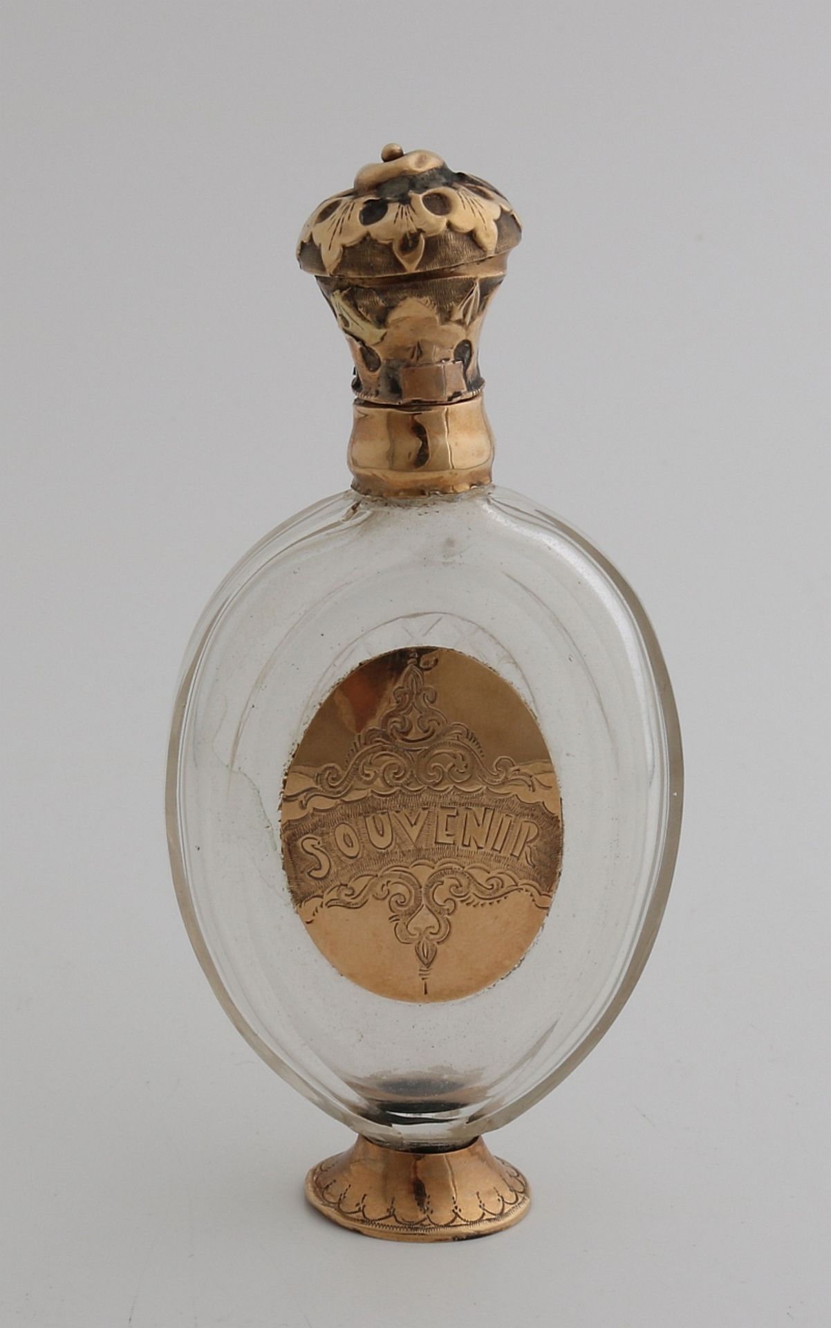 Kristallparfümflasche mit Gold, 585/000. Ovale Flasche auf Goldbasis, mit Goldkappe, etwas außer