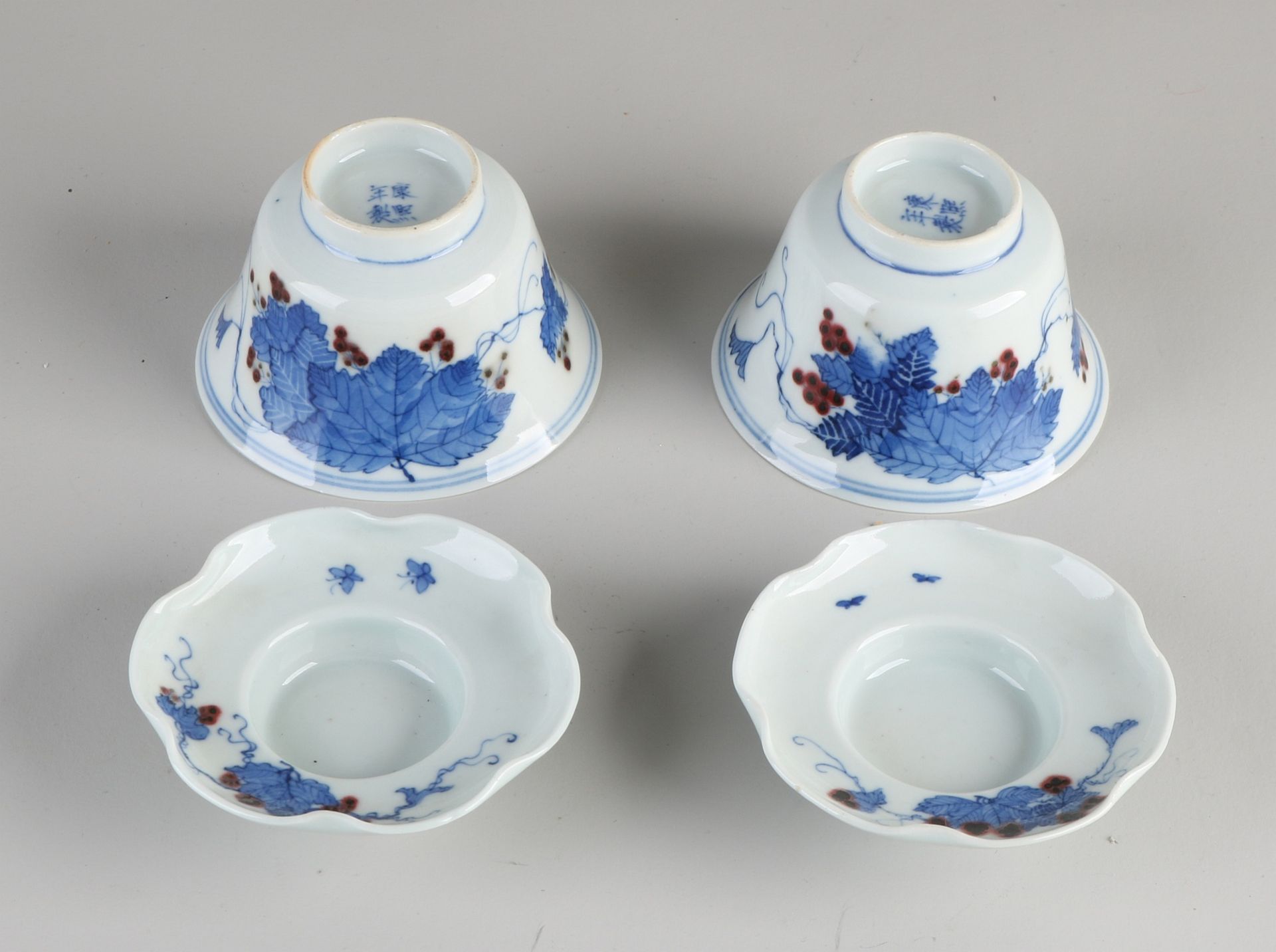 Zwei chinesische Porzellantassen und Untertassen mit Weinrebendekor und vierstelliger Bodenmarke. - Image 2 of 3