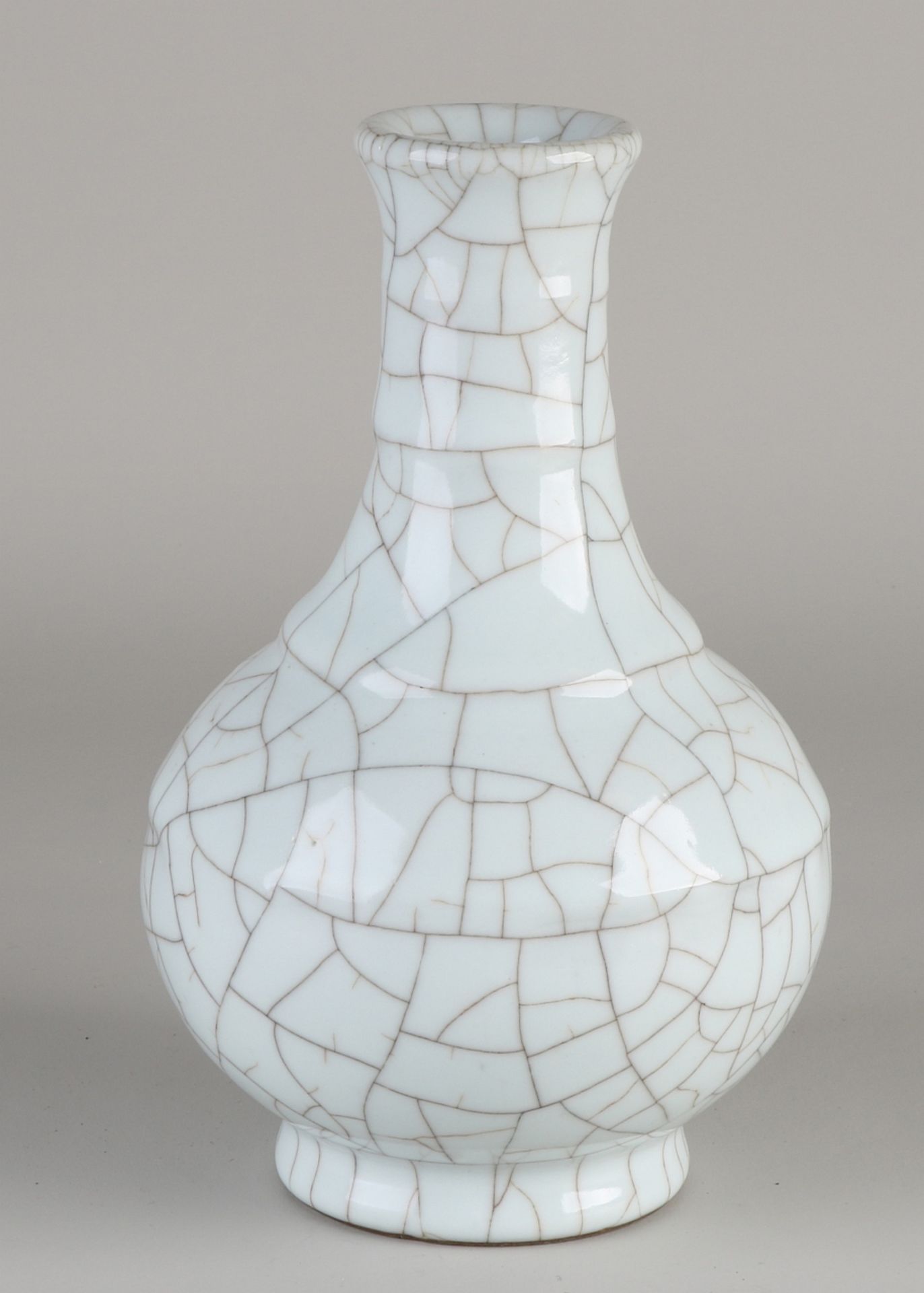 Chinesische Queng Lungenvase aus Porzellan mit weißer Knisternglasur. Abmessungen: H 20 cm. In g