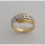 Gelbgoldring, 750/000, mit Diamant. Glatter Ring mit einem Weißgoldband, besetzt mit 16 Diamanten