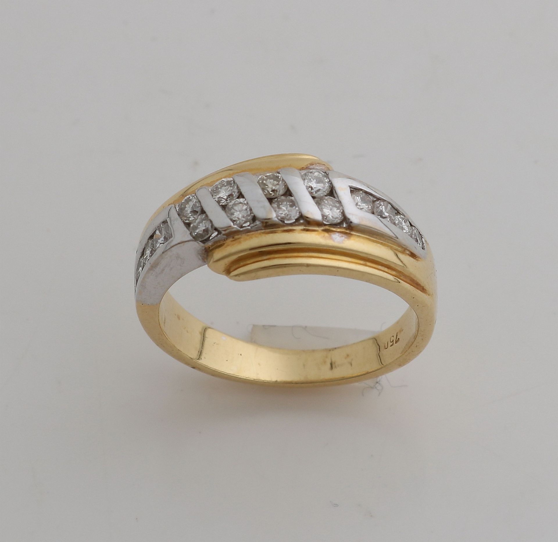 Gelbgoldring, 750/000, mit Diamant. Glatter Ring mit einem Weißgoldband, besetzt mit 16 Diamanten