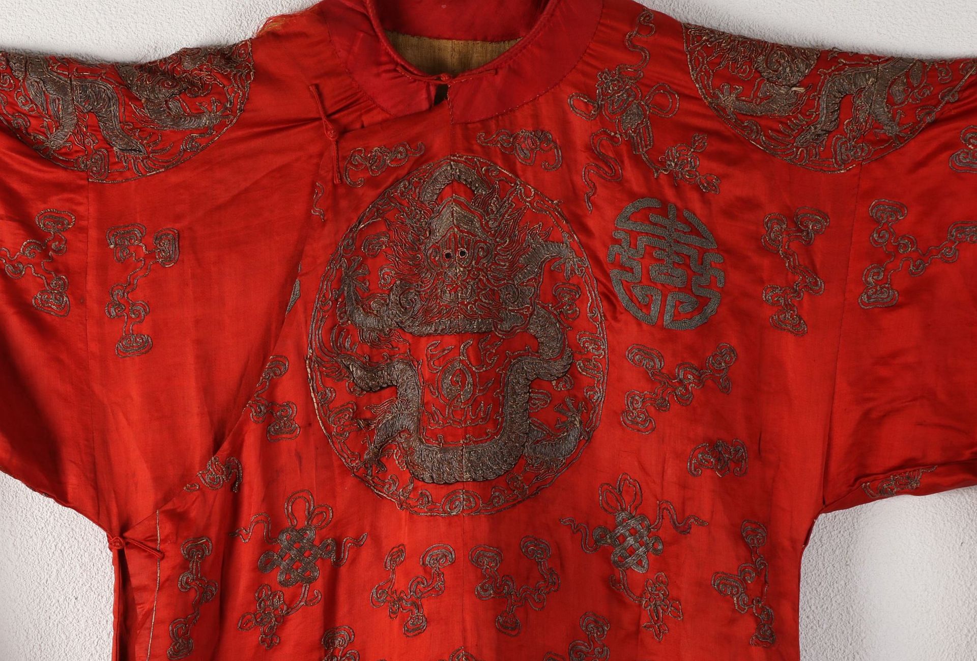 Chinesisches Kleidungsstück aus Seide. Genähte Weste mit Paradiesvogel / Blumendekor. Größe: - Image 3 of 5