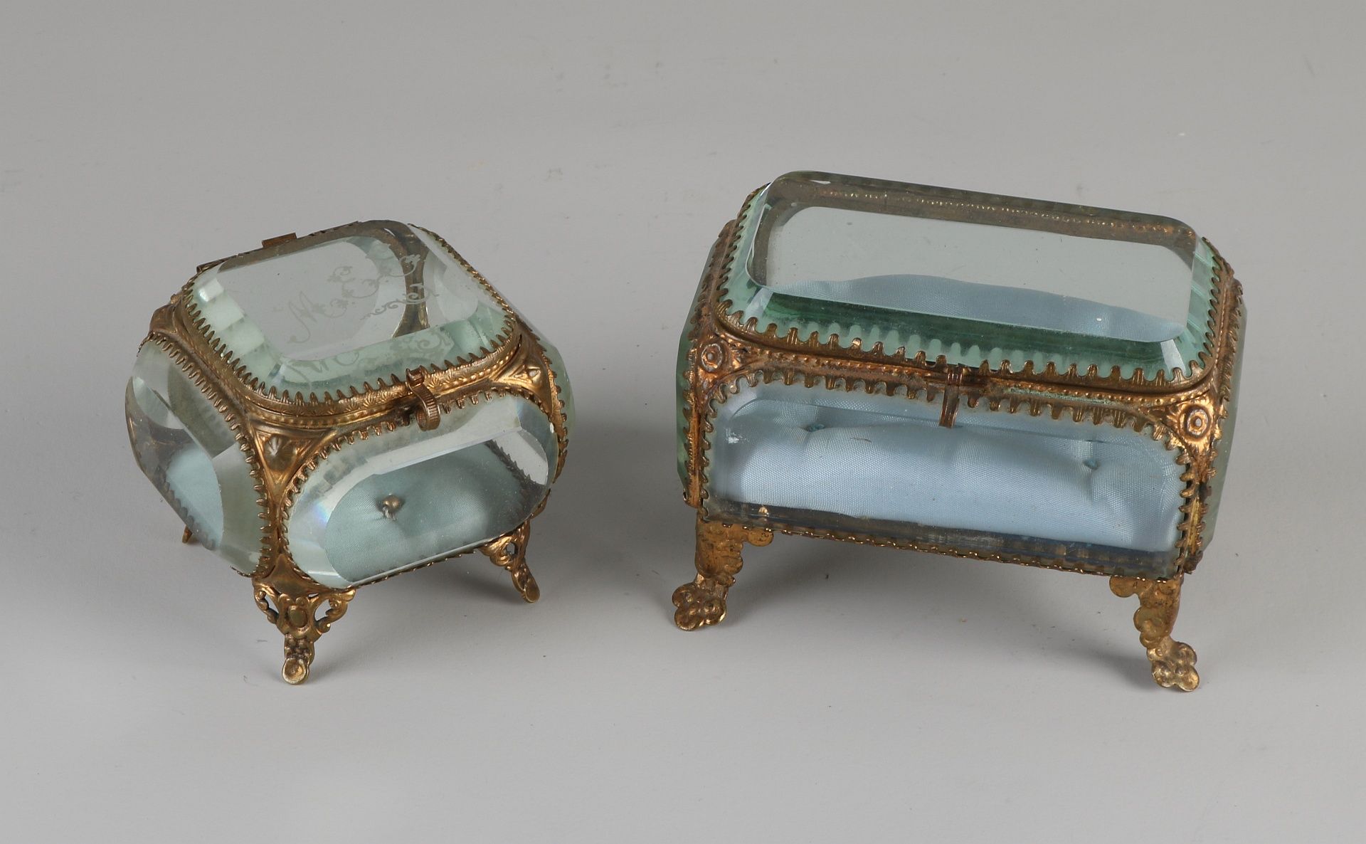 Zwei messingvergoldete Miniaturboxen mit Kristallglas. Um das 20. Jahrhundert. Größe: 8 - 11 cm