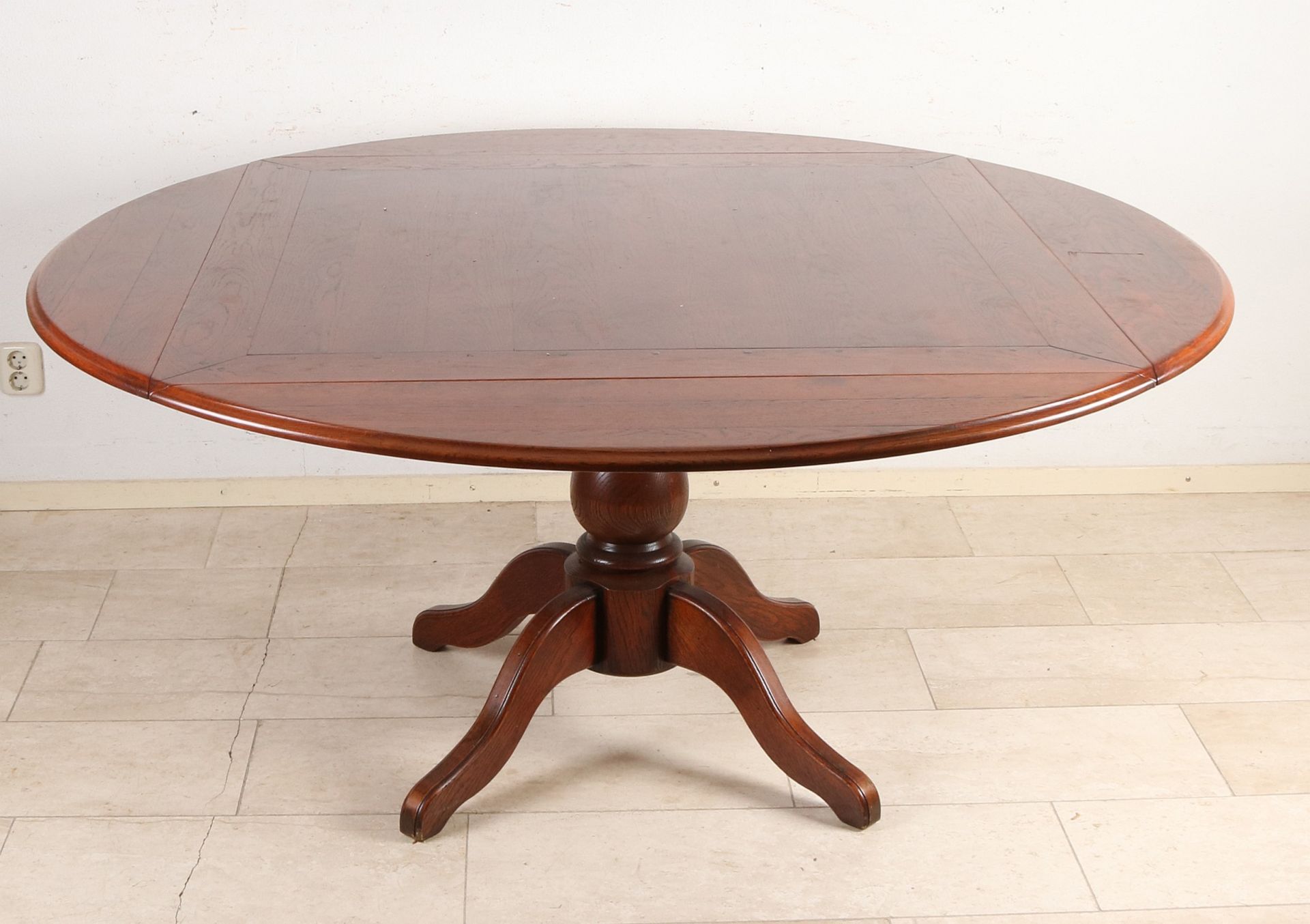 Essbereich aus Eichenholz mit klappbarem Esstisch aus Holz mit vier Stühlen. Tischplatte kann von - Bild 2 aus 2
