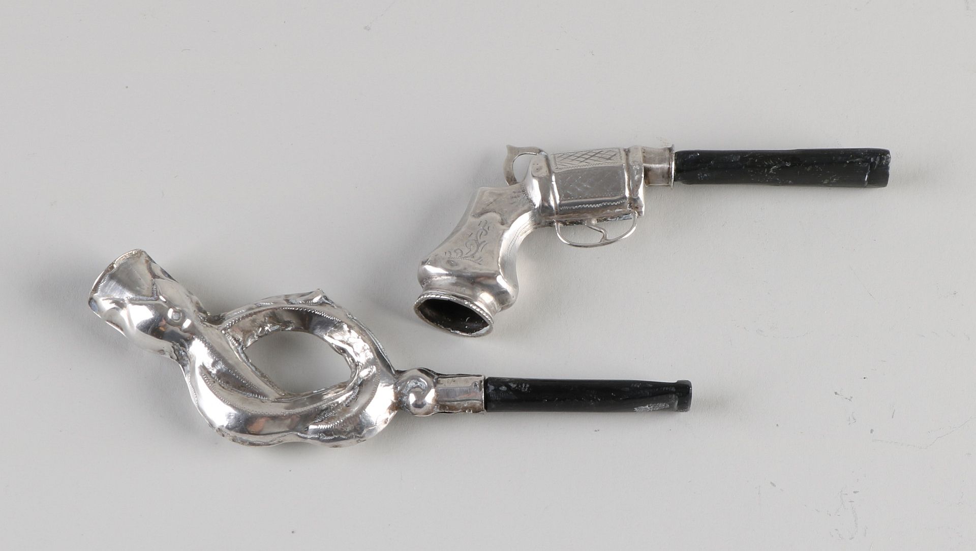 Zwei silberne Bräutigampfeifen, 833/000, eine in Form einer Pistole und eine in Form eines Knopfes