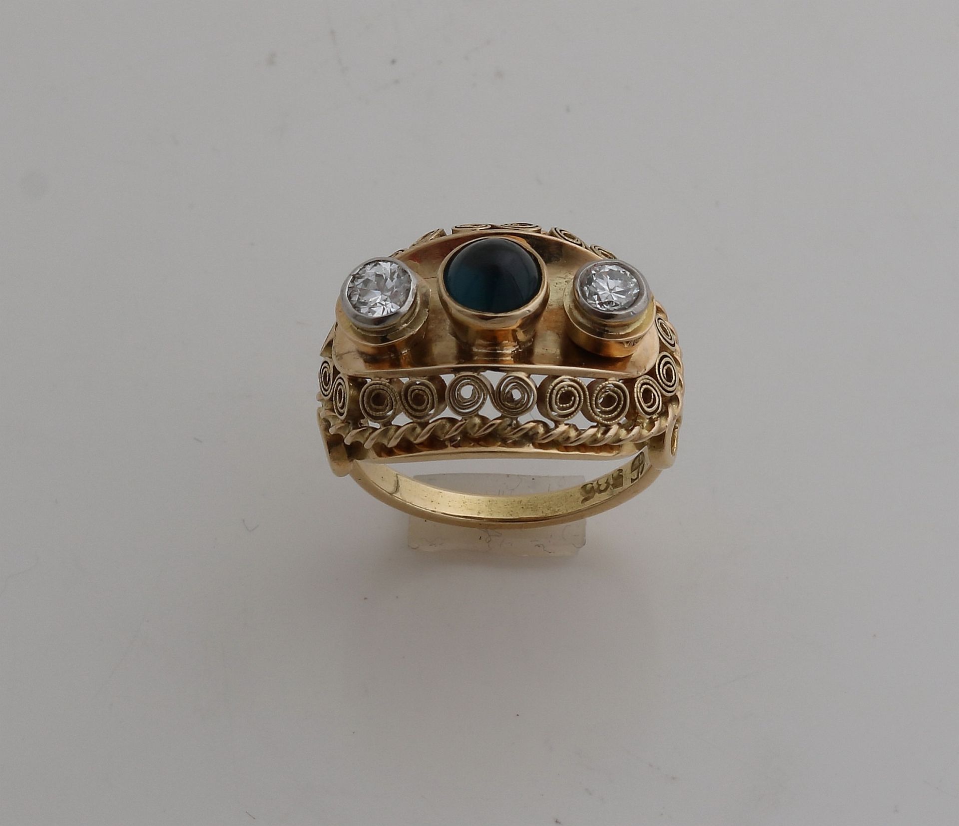 Großzügiger Gelbgoldring, 585/000, mit Diamant und Saphir. Ring mit einem breiten durchbrochenen