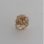 Eleganter Goldring, 585/000, mit Diamanten und Citrin. Ein Ring mit einem Blumenmotiv, teilweise m