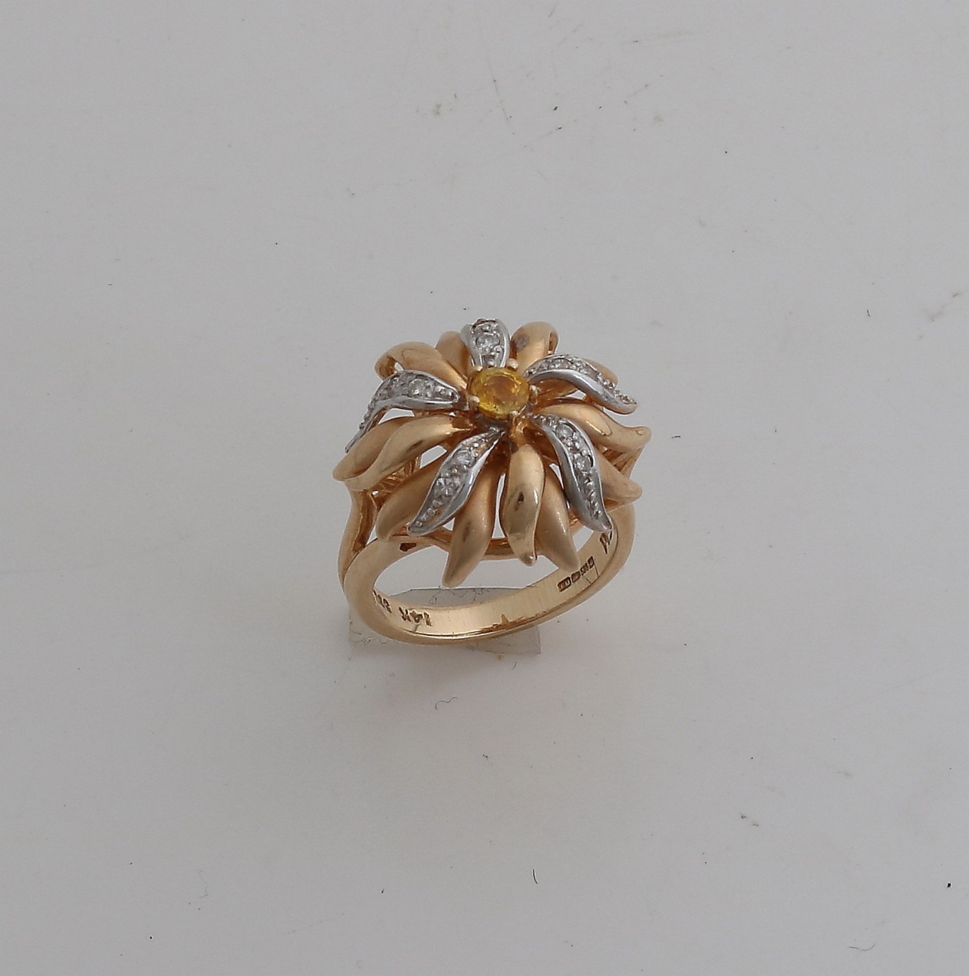 Eleganter Goldring, 585/000, mit Diamanten und Citrin. Ein Ring mit einem Blumenmotiv, teilweise m