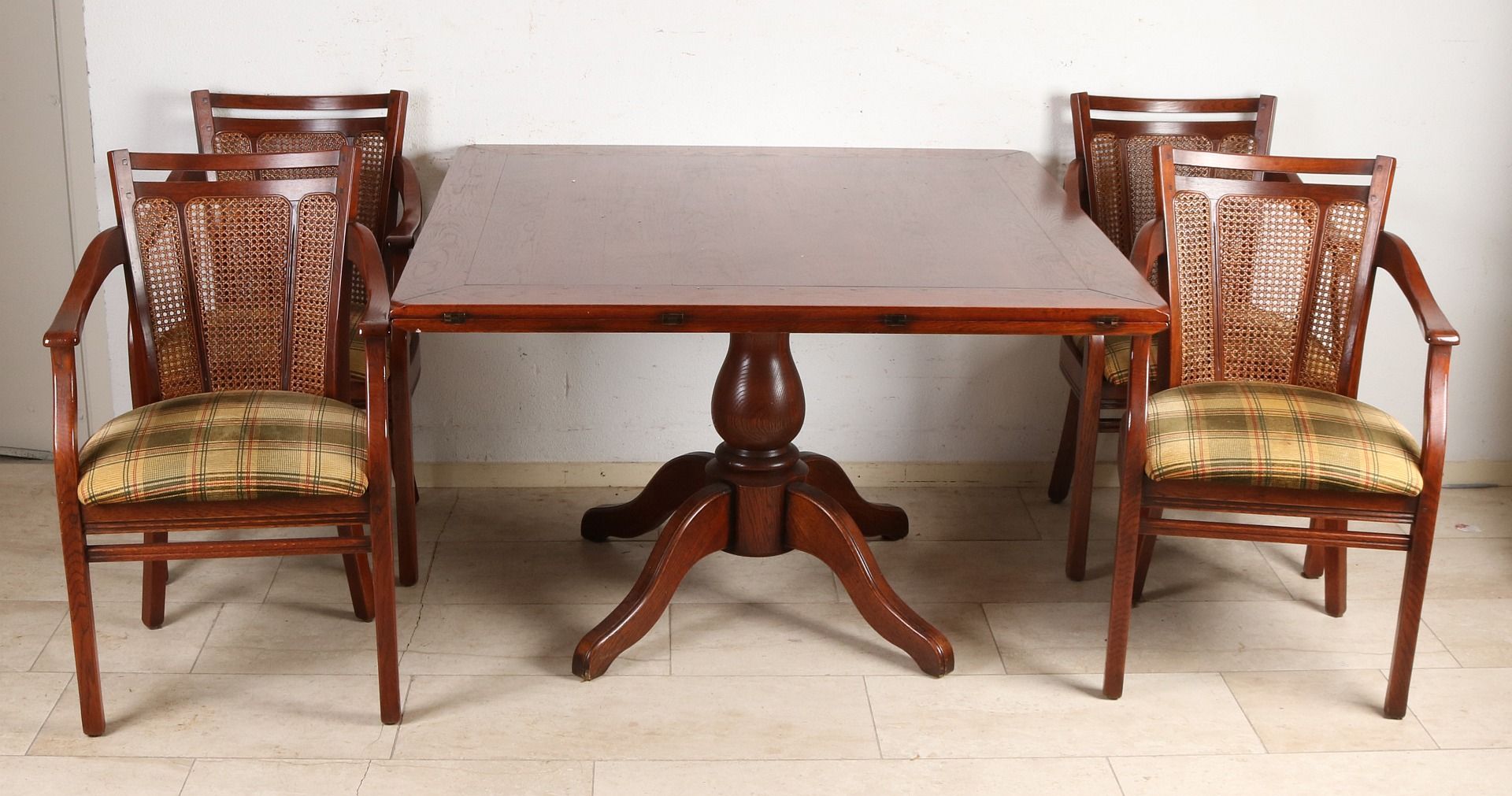 Essbereich aus Eichenholz mit klappbarem Esstisch aus Holz mit vier Stühlen. Tischplatte kann von