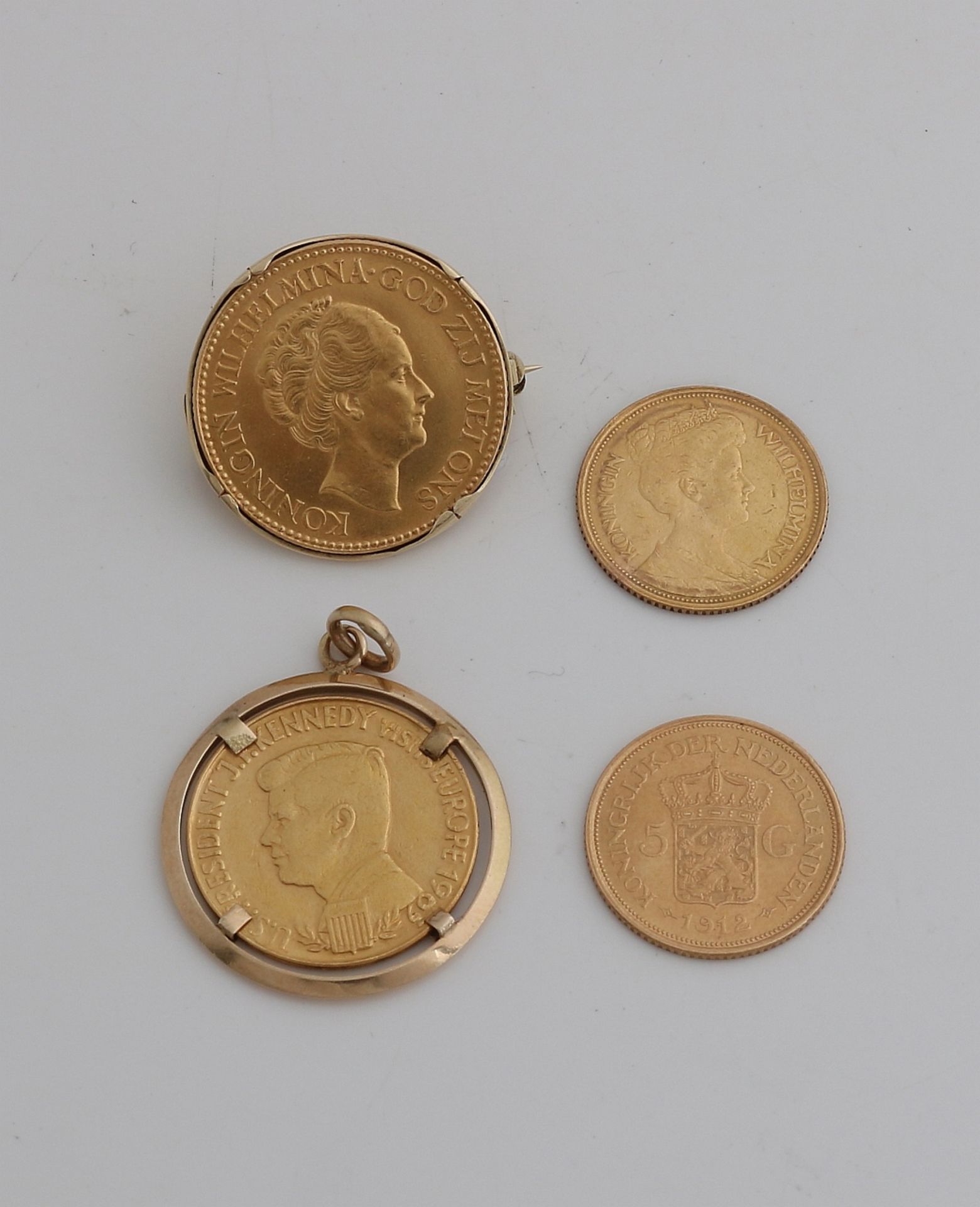 Los mit 4 Goldmünzen: 2x fl 5, 1912 und ein Golddekade, 1933, in Brosche und eine Münze Kennedy 1