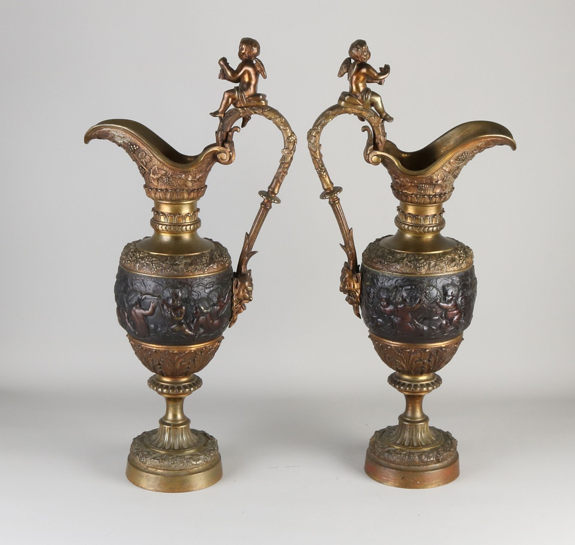 Zwei große Bronze-Vasen aus dem 19. Jahrhundert mit Putten- / Weinreben- / Faunkopfdekoration. Ei - Bild 2 aus 2