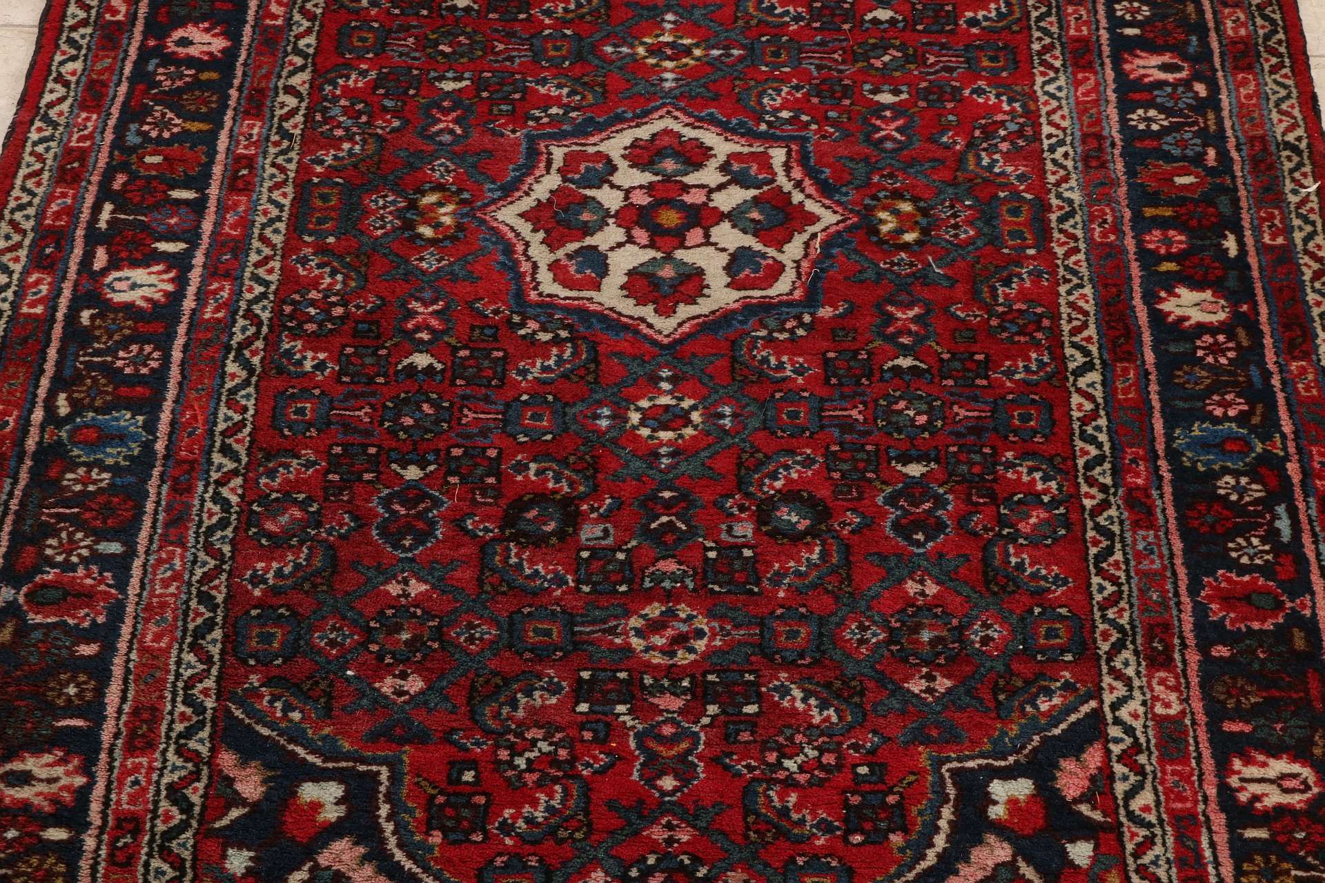 Handgeknüpfter Perserteppich mit Blumendekor und in den Farben Rot, Blau, Weiß 164x110 cm in gute - Image 2 of 3