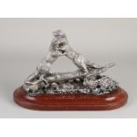 Silberstatue, 925/000, von 2 spielenden Ottern auf einem Baumstamm. Auf einen ovalen Holzsockel ge