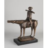 Bronzefigur auf schwarzem Marmorsockel. 21. Jahrhundert. Nackter Mann auf Pferd. Größe: 39 x 3