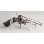 Antiker gravierter Feuerrevolver. Leichte Oxidation. Abmessungen: L 18,5 cm. In guter Kondition.