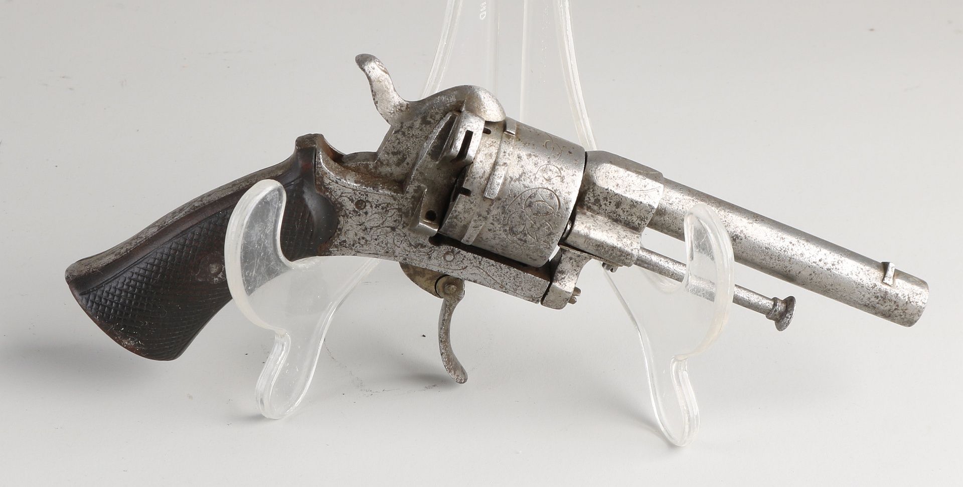 Antiker gravierter Feuerrevolver. Leichte Oxidation. Abmessungen: L 18,5 cm. In guter Kondition.