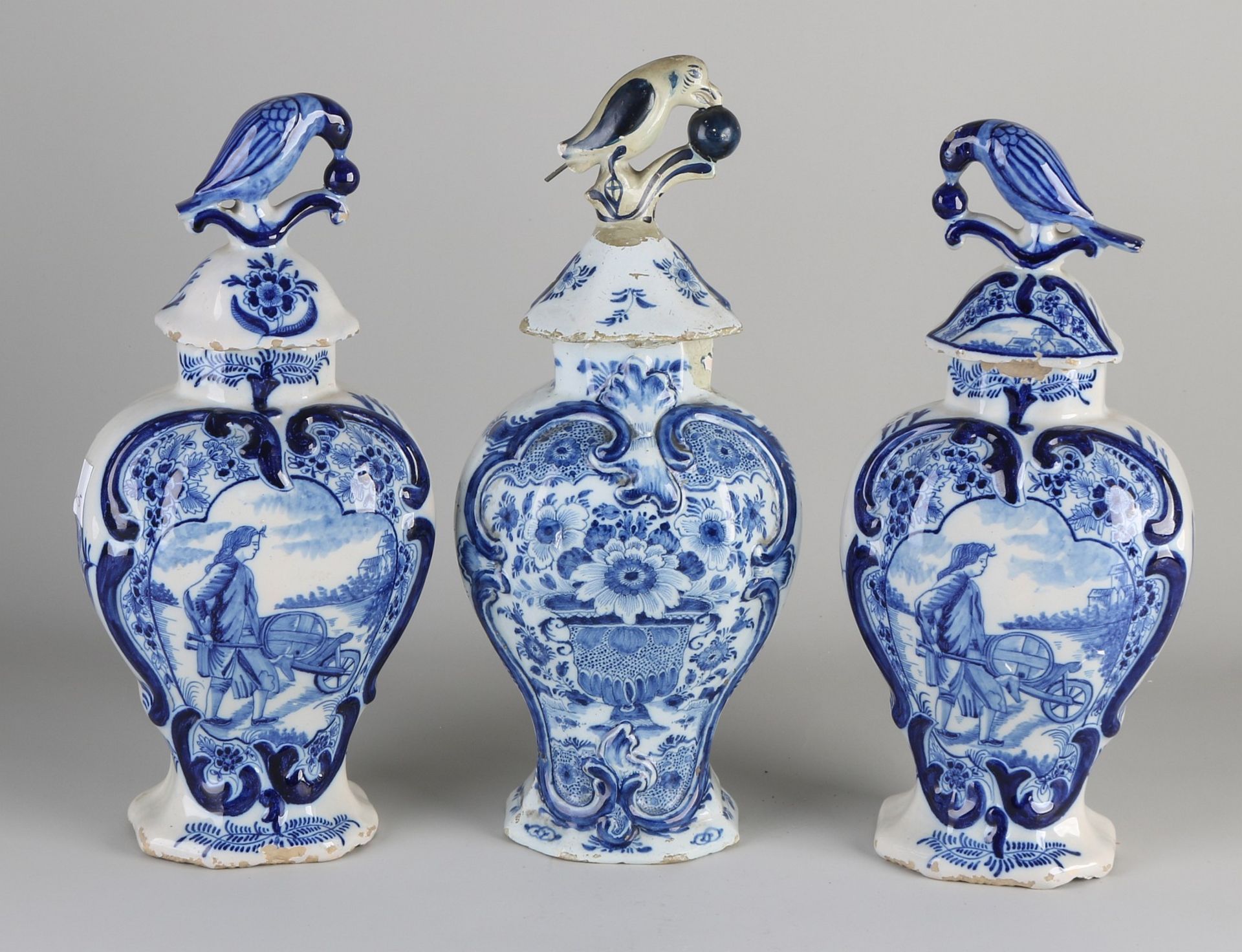 Drei Delfter Fayence-Vasen aus dem 18. Jahrhundert. Unter anderem: van Duyn und CK. Restauratione