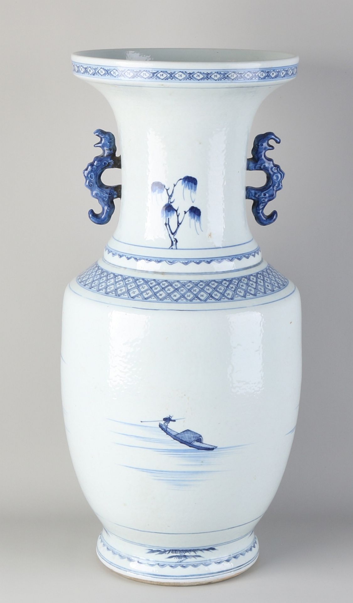 Große chinesische Porzellanvase mit Landschaftsdekoration und Griffen. 1 Ohr geklebt. Ziemlich g - Image 2 of 3