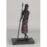 Bronzestatue von Marianne Houtkamp auf schwarzem Marmorsockel. Afrikanisches Kriegerthema. Mit Bu