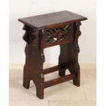 Antike neugotische Eiche aus dem 19. Jahrhundert, geschnitzter kleiner Tisch oder Schlafsofa. Holz