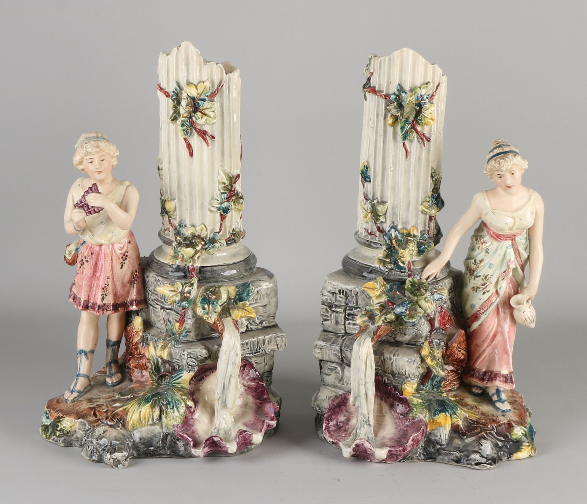 Zwei antike Majolika-Vasen mit Figuren. Um 1900. Nummeriert. Ein Kopf geklebt, minimale Beschädi