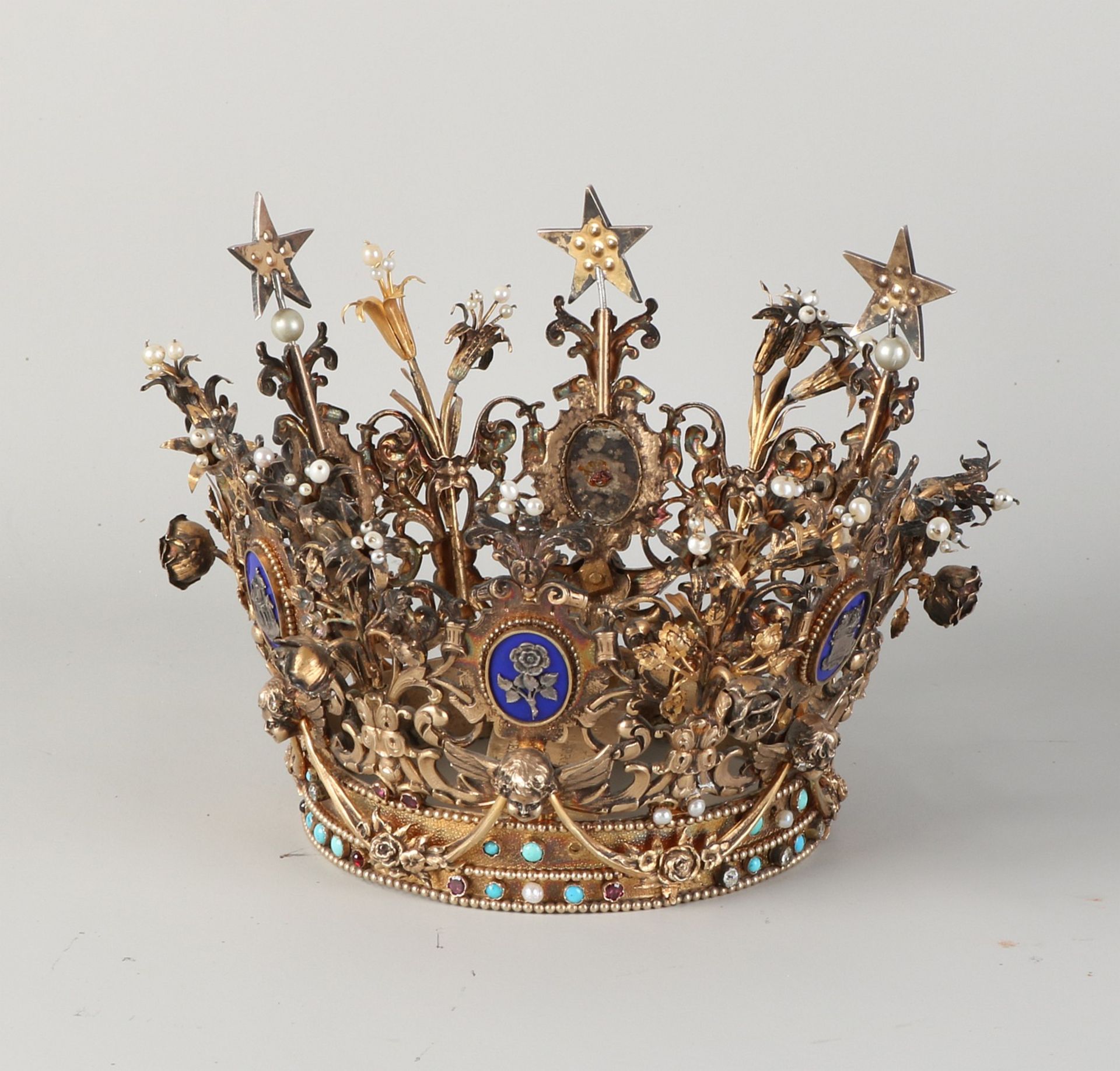 Spezielle Krone, silbervergoldet, reich verziert mit Girlanden, Puttenbechern, Locken und Blumen. - Image 5 of 5