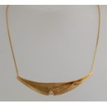 Eleganter Halsreif aus Gelbgold, 585/000. mit Diamant. Eine feine quadratische Halskette mit eine