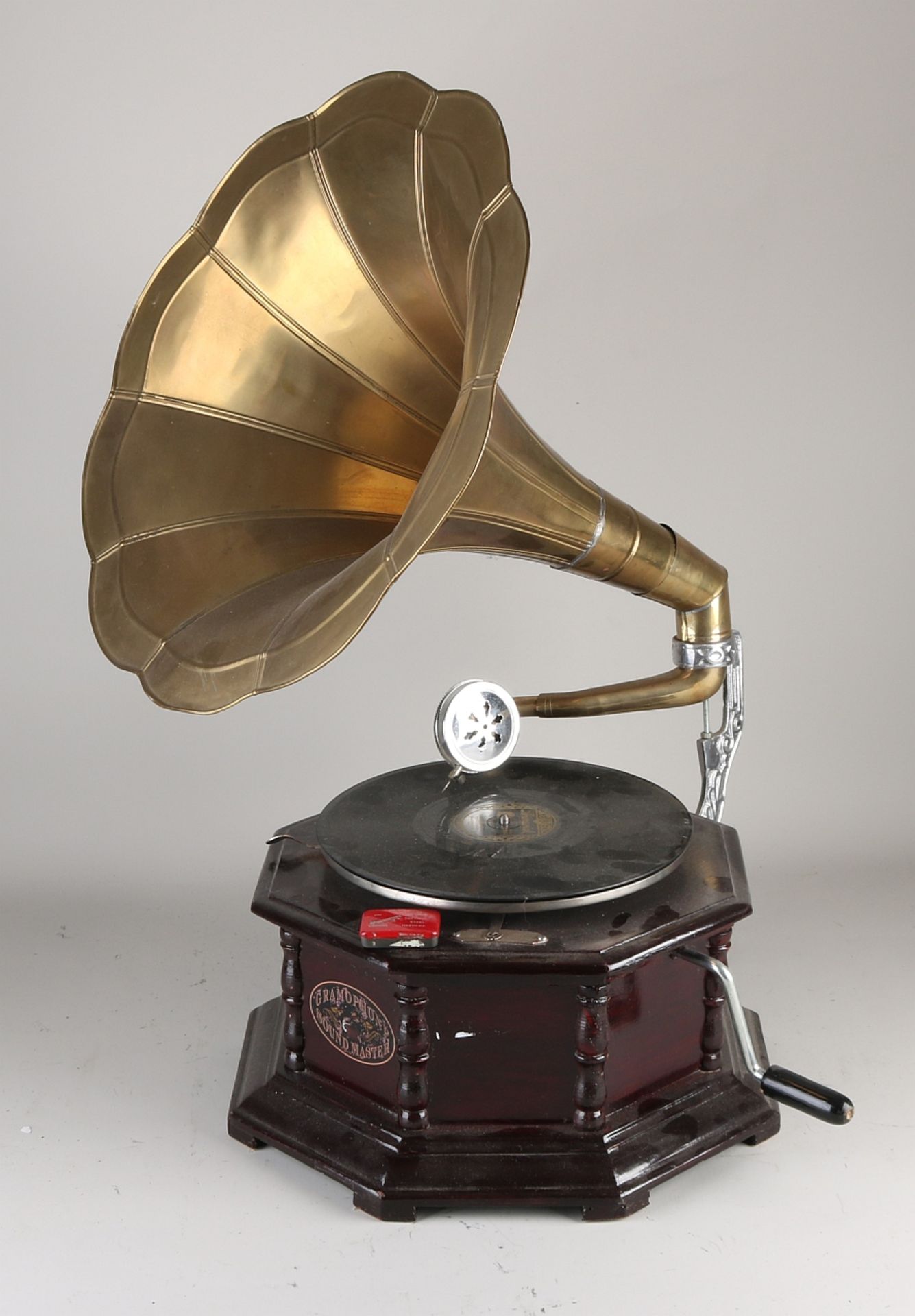 Altes achteckiges ebonisiertes Grammophon mit Messingtrichter. Grammofon Soundmaster. Nach altem