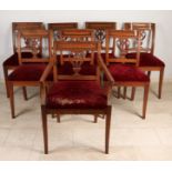 Acht antike Louis Seize / Empire-Stühle aus Ulme, von denen einer eine Armlehne hat. Größe: 90