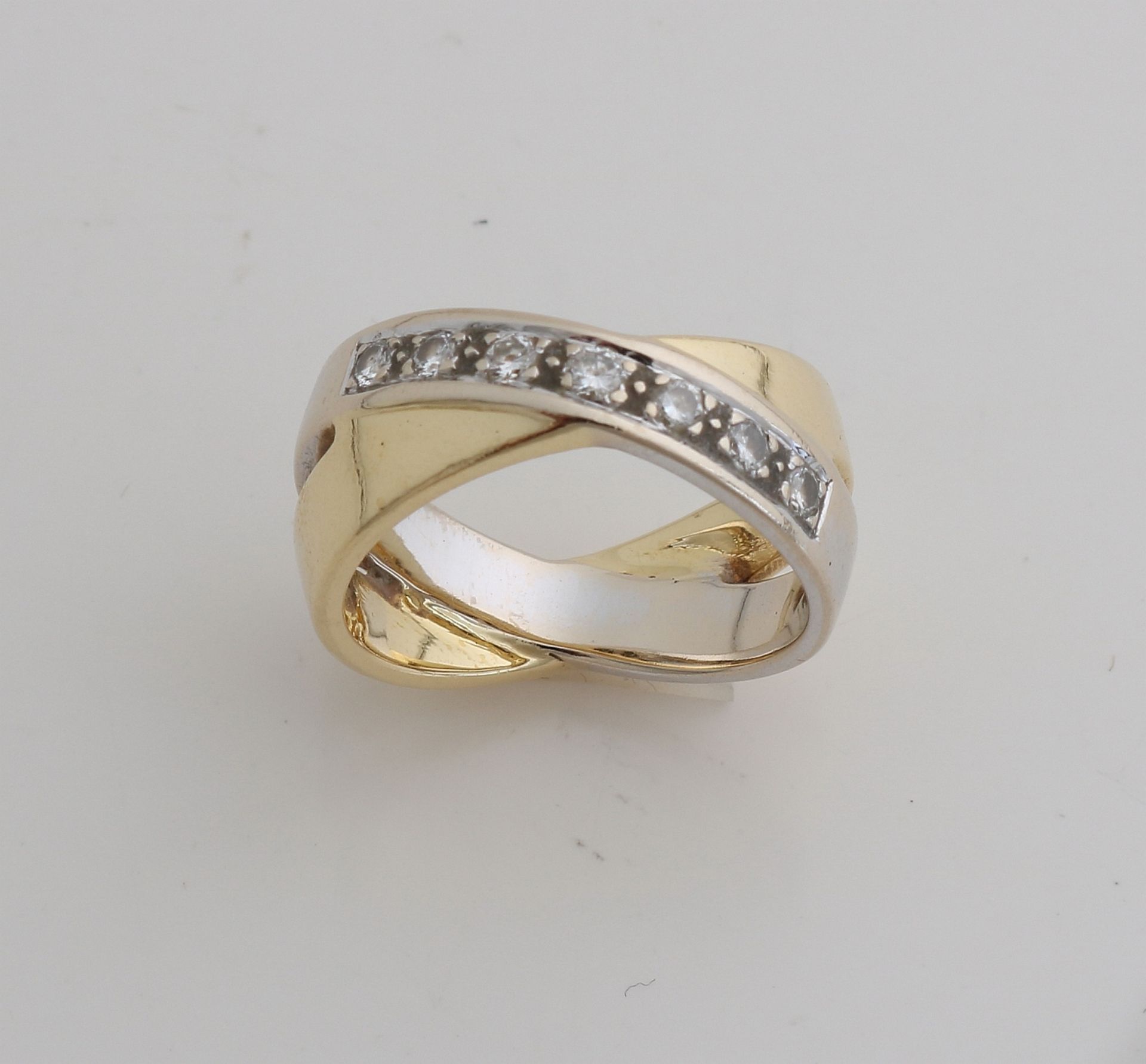 Goldring, 750/000, mit Diamant. Breiter Doppelring, glattes Gelbgold und Weißgold, besetzt mit 7