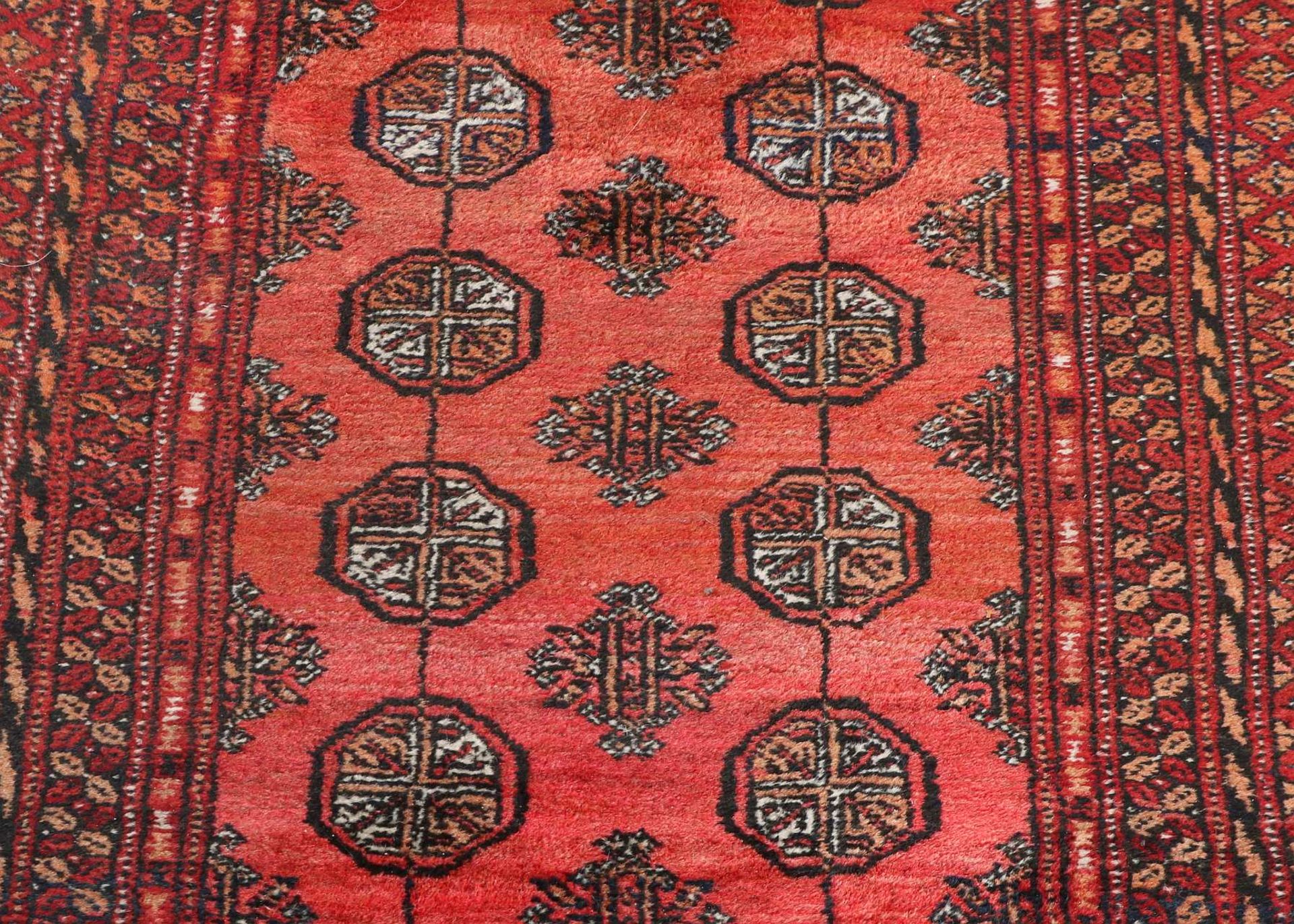 Roter Perserteppich mit Blumendekor. Größe: 77 x 285 cm. In guter Kondition.Red Persian carpet - Image 2 of 3