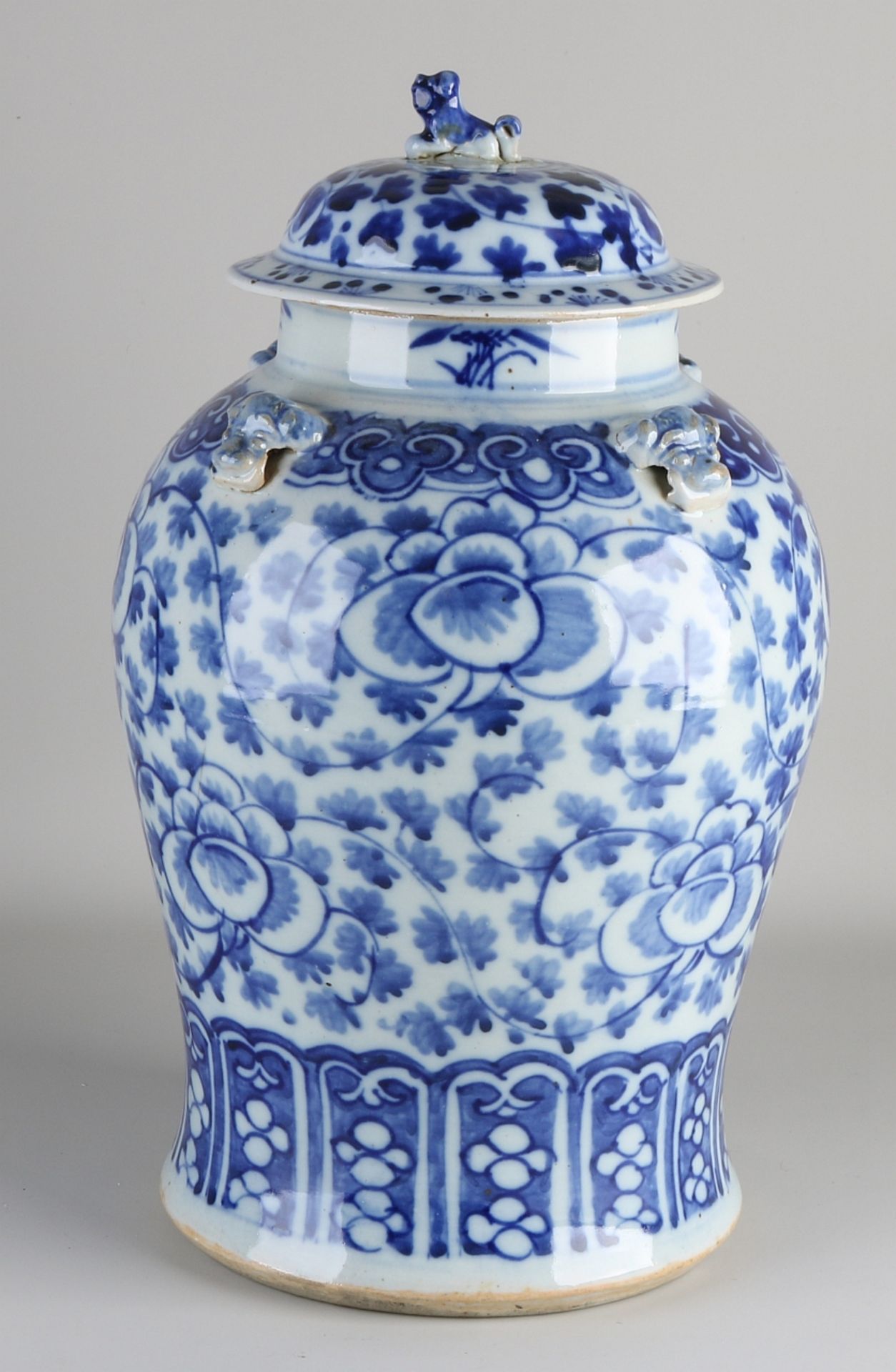 Vase aus chinesischem Porzellan aus dem 18. - 19. Jahrhundert mit Blumendekor + Foo-Hund. Foo Hund