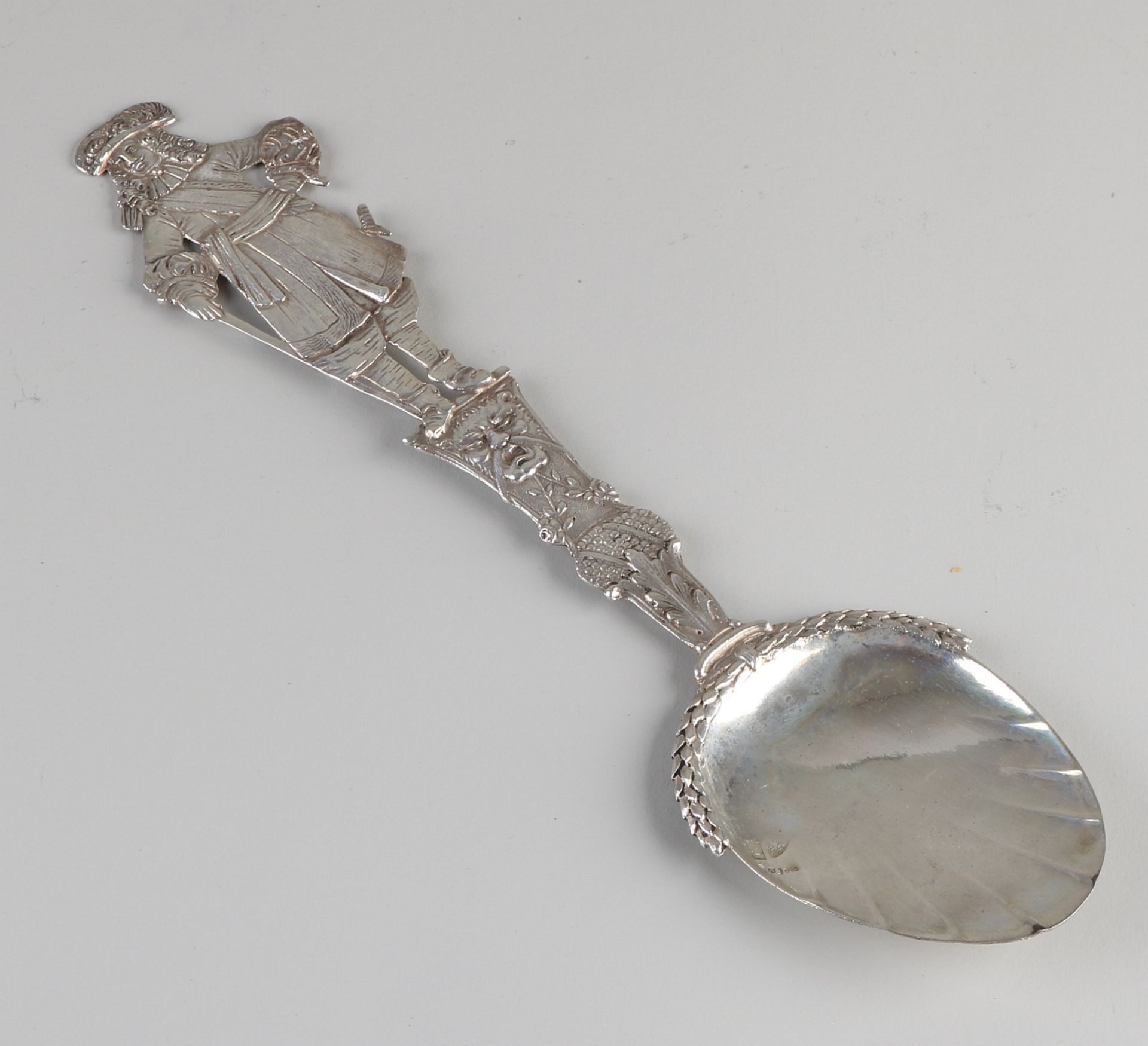 Silberne Klappe, 930/000, mit birnenförmigem Tablett mit Rippen und Lorbeerkranz, mit einem Griff