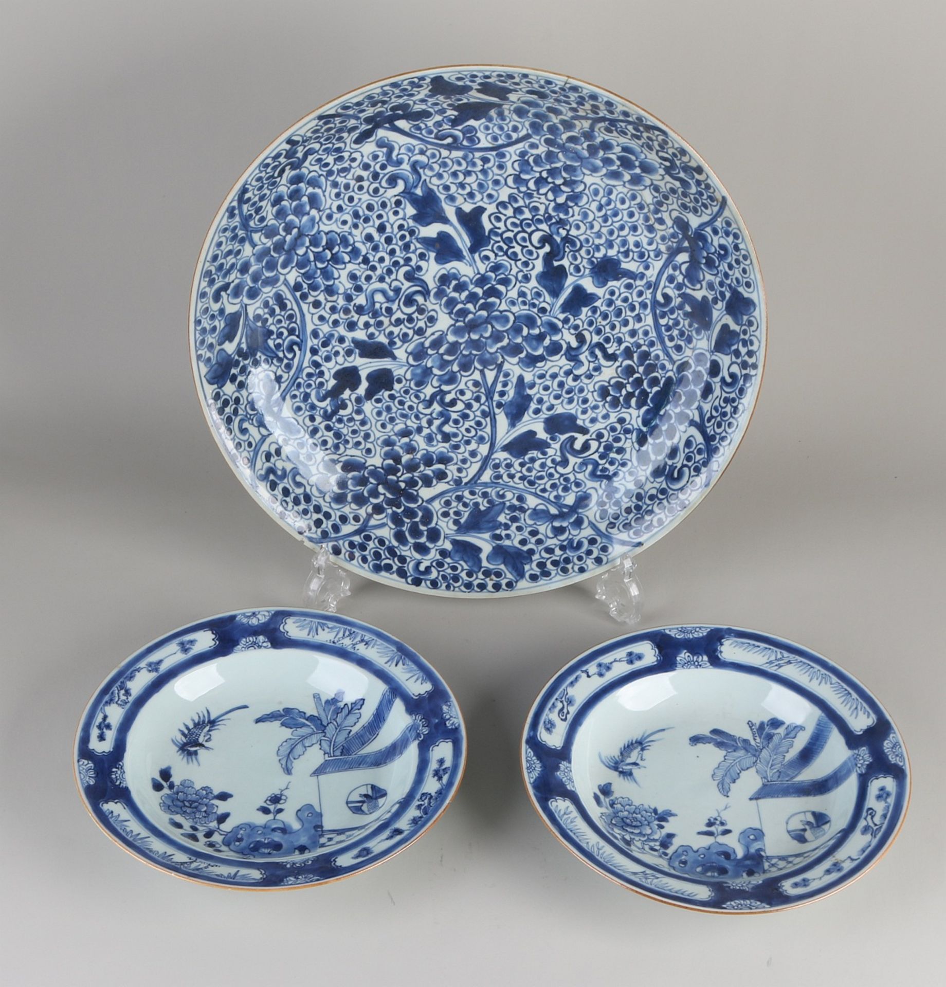 Drei chinesische Porzellanteller aus dem 18. Jahrhundert. Einschließlich: 2x Kuckuck im Haus + 1x