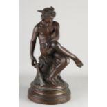 Große Quecksilberfigur aus Bronze aus dem 19. Jahrhundert mit Schwert und Panflöte. Von Marius M