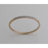 Armband aus Gelbgold, 585/000, mit Diamant. Konvexes Sklavenarmband mit Scharnier und Kastenschlos