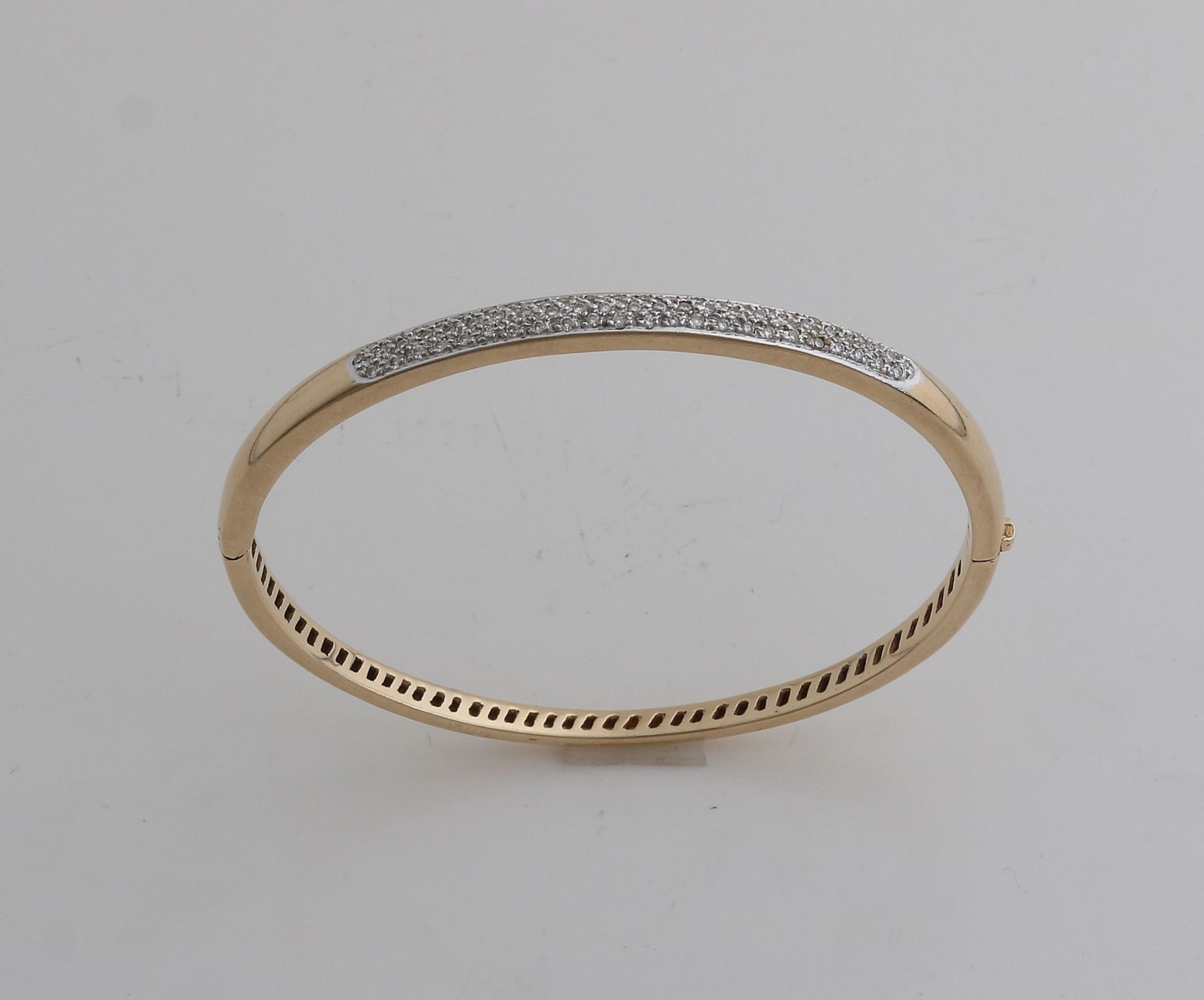 Armband aus Gelbgold, 585/000, mit Diamant. Konvexes Sklavenarmband mit Scharnier und Kastenschlos