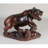 Coromandel Holz geschnitzte Figur. Tiger mit Jungen. 20. Jahrhundert. Größe: 23 x 31 x 16 cm. In