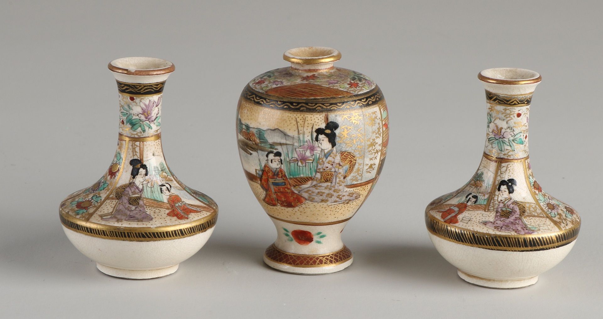 Dreiteilige antike japanische Satsuma-Keramik-Miniaturgarnitur mit fein bemalten Figurendekoren. M