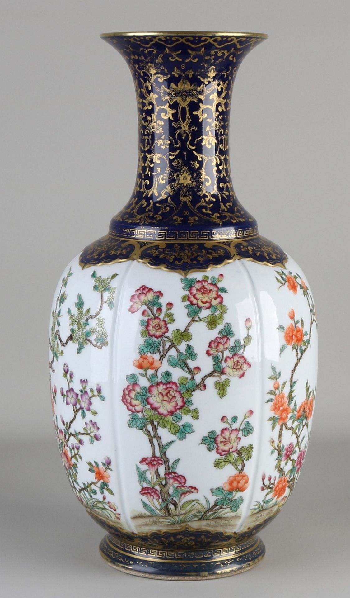 Große chinesische Porzellanvase mit Blumen- / Golddekor. Mit unterer Markierung. Abmessungen: H