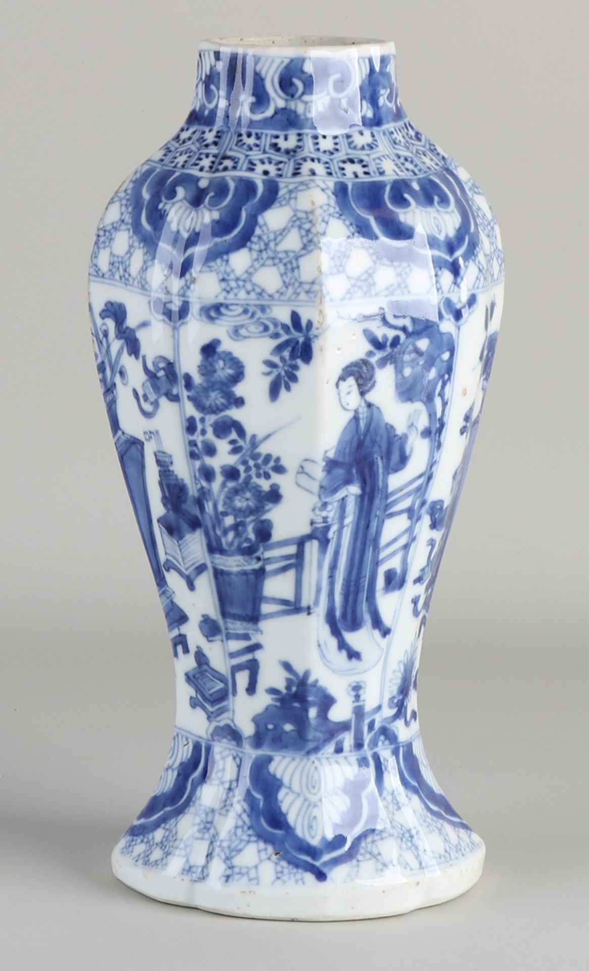 Kang Xi Vase aus chinesischem Porzellan aus dem 17. Jahrhundert mit Geishas in Garten- / Flügeldek - Image 3 of 3