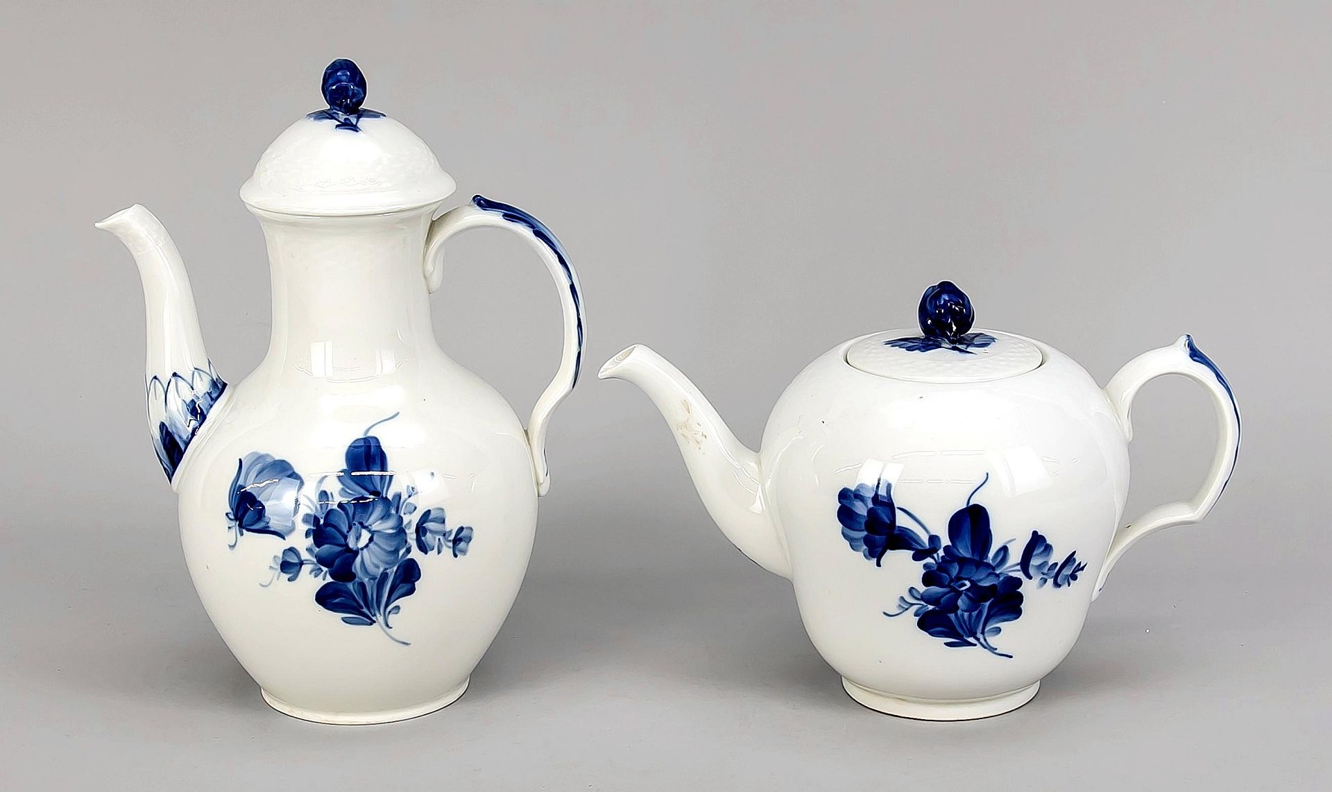 Zwei großzügige Kopenhagener Kaffee- / Teekannen mit Blumendekor. 20. Jahrhundert. Größe: 18
