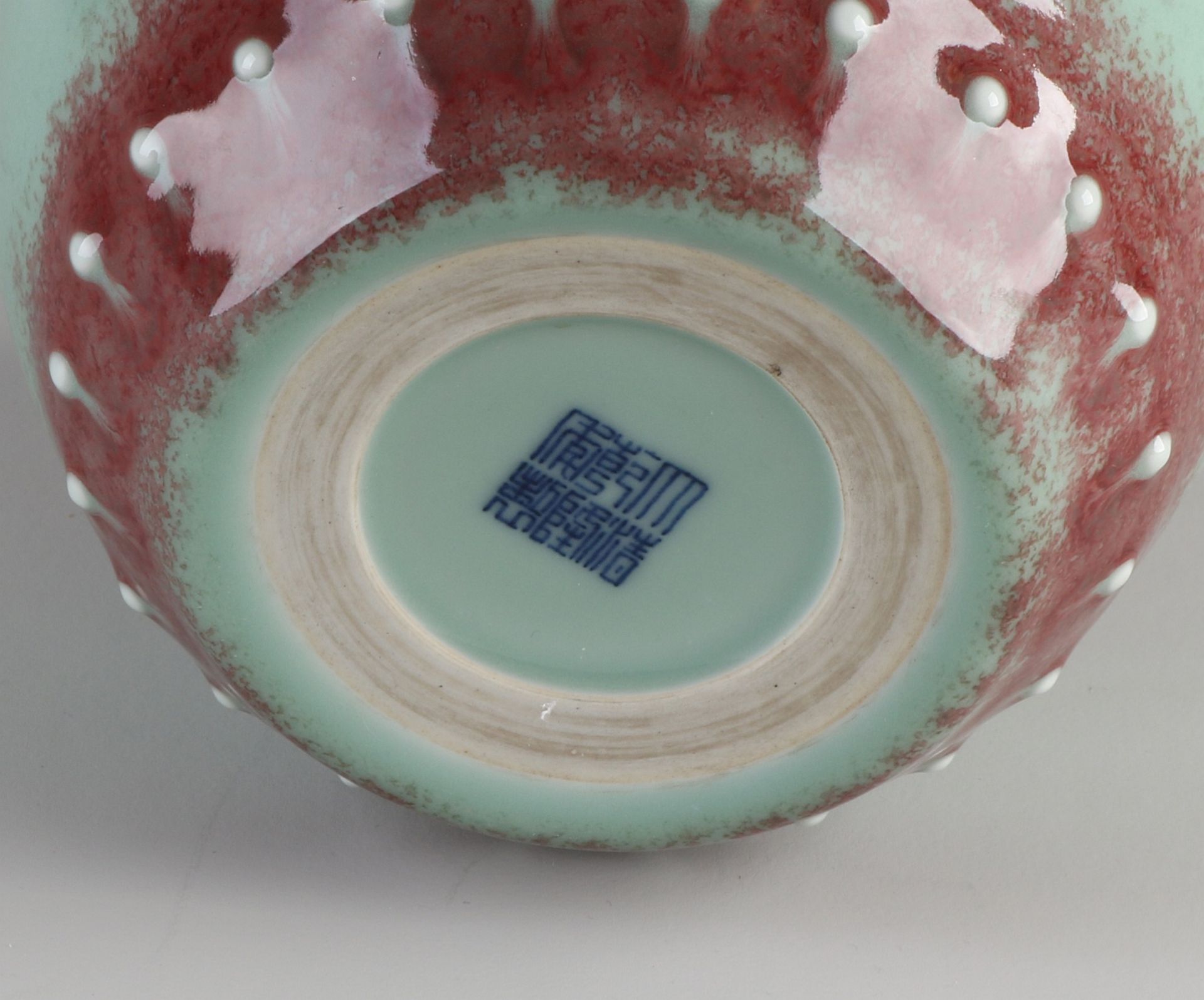 Chinesische Porzellanvase mit rotgrauer Glasur, Graten und Bodenmarkierung. Abmessungen: H 17 x Ø - Bild 3 aus 3