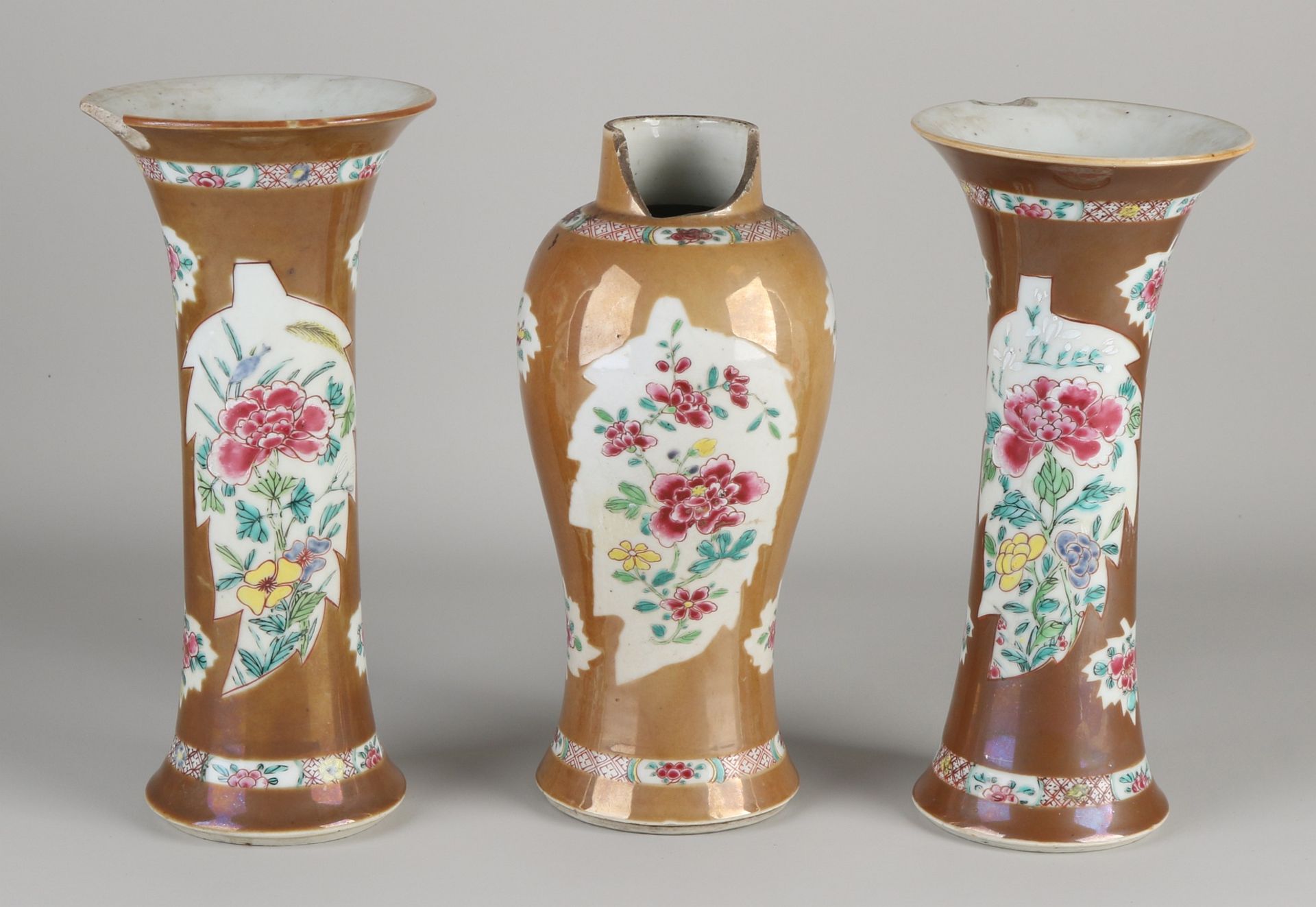 Dreiteilige Familienporzellan-Garnitur aus chinesischem Porzellan aus dem 18. bis 19. Jahrhundert m