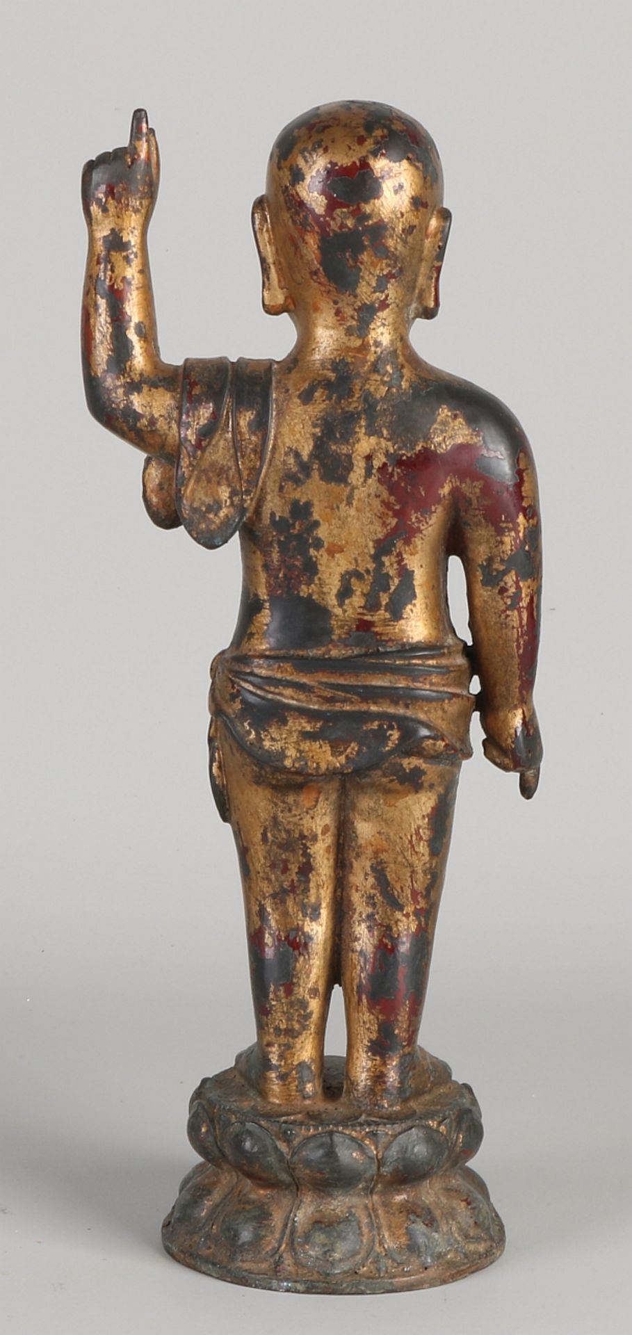 Chinesischer Bronzebuddha, der auf einer Lotusblume steht. Mit Restvergoldung. Abmessungen: H 26, - Bild 2 aus 3