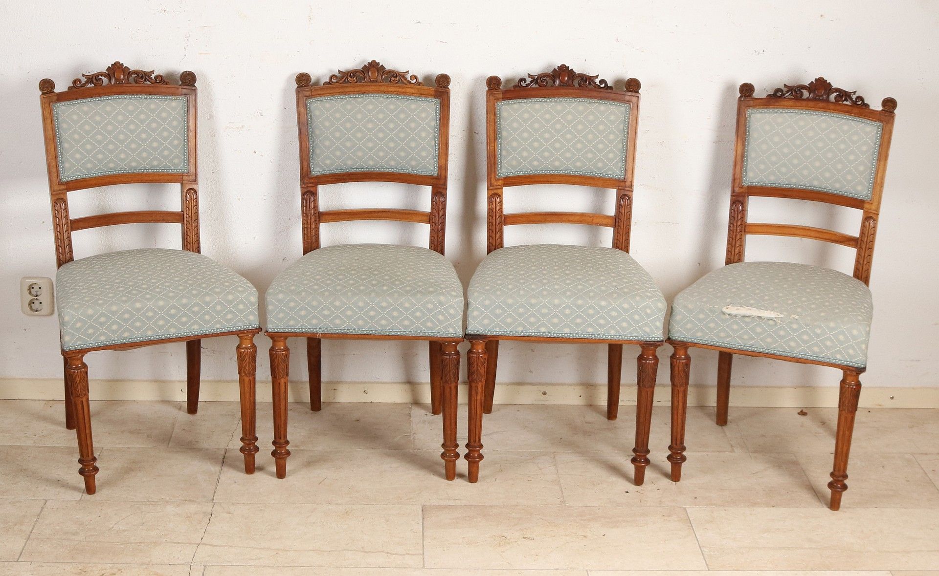 Vier Henri Deux-Stühle aus französischem Walnussholz, ca. 1880, 92 x 40 x 42 cm. In guter Kondit