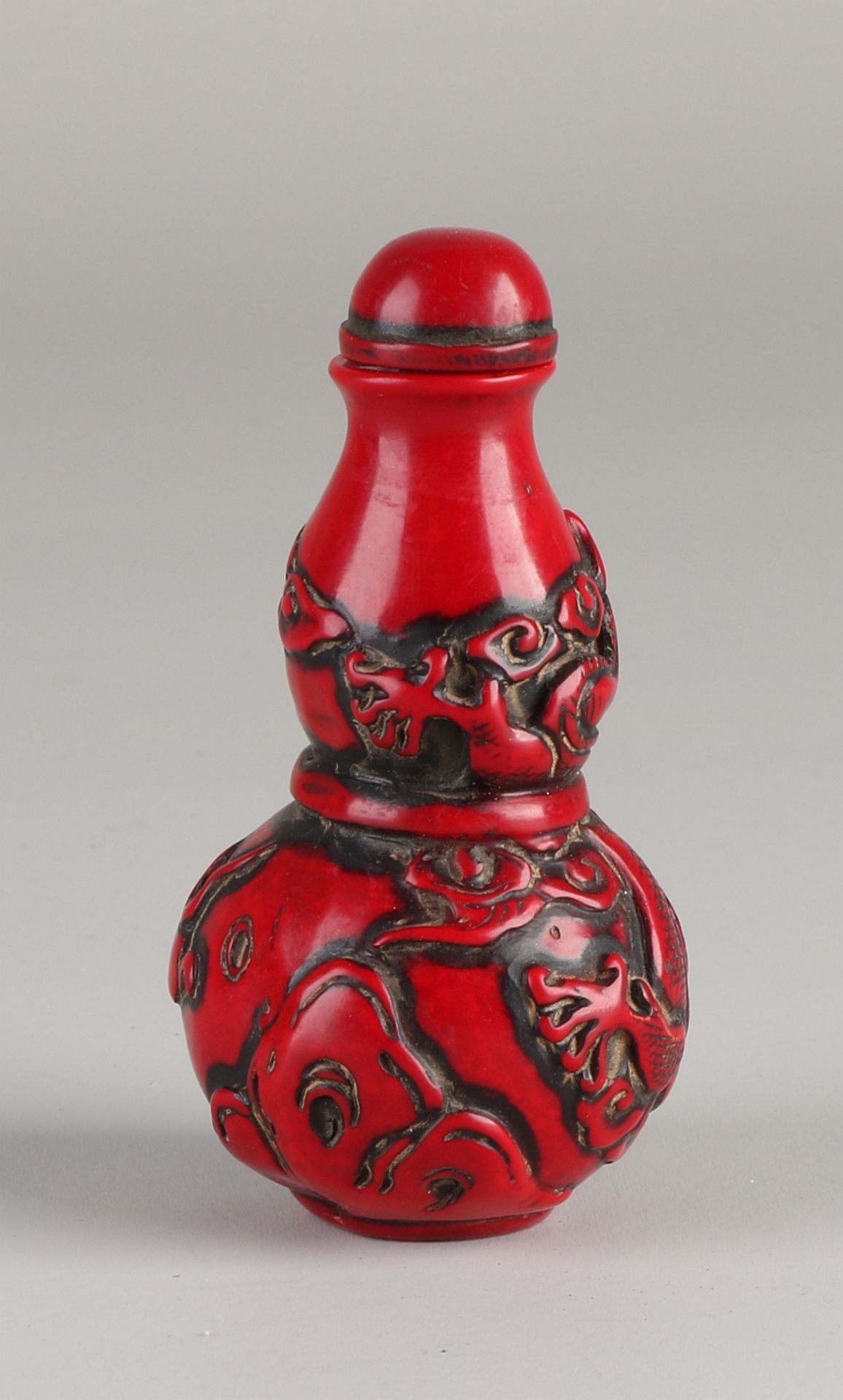 Alte chinesische Schnupftabakflasche aus rotem Lack mit Drachendekoration. Größe: 7,5 cm. In gu - Bild 2 aus 2