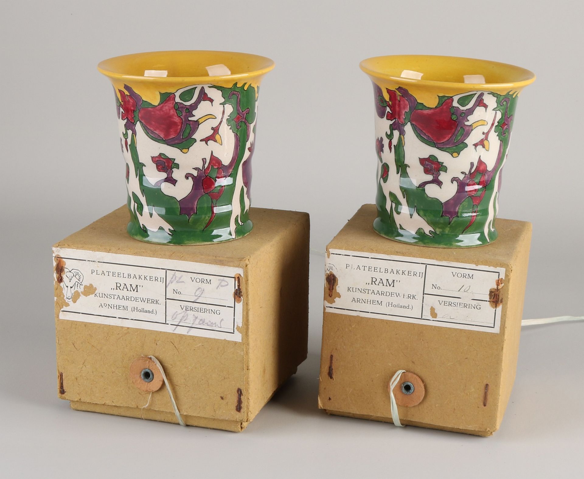 Zwei niederländische polychrome Ram-Vasen von Colenbrander. Arnhem Holland. Mit Originalverpacku