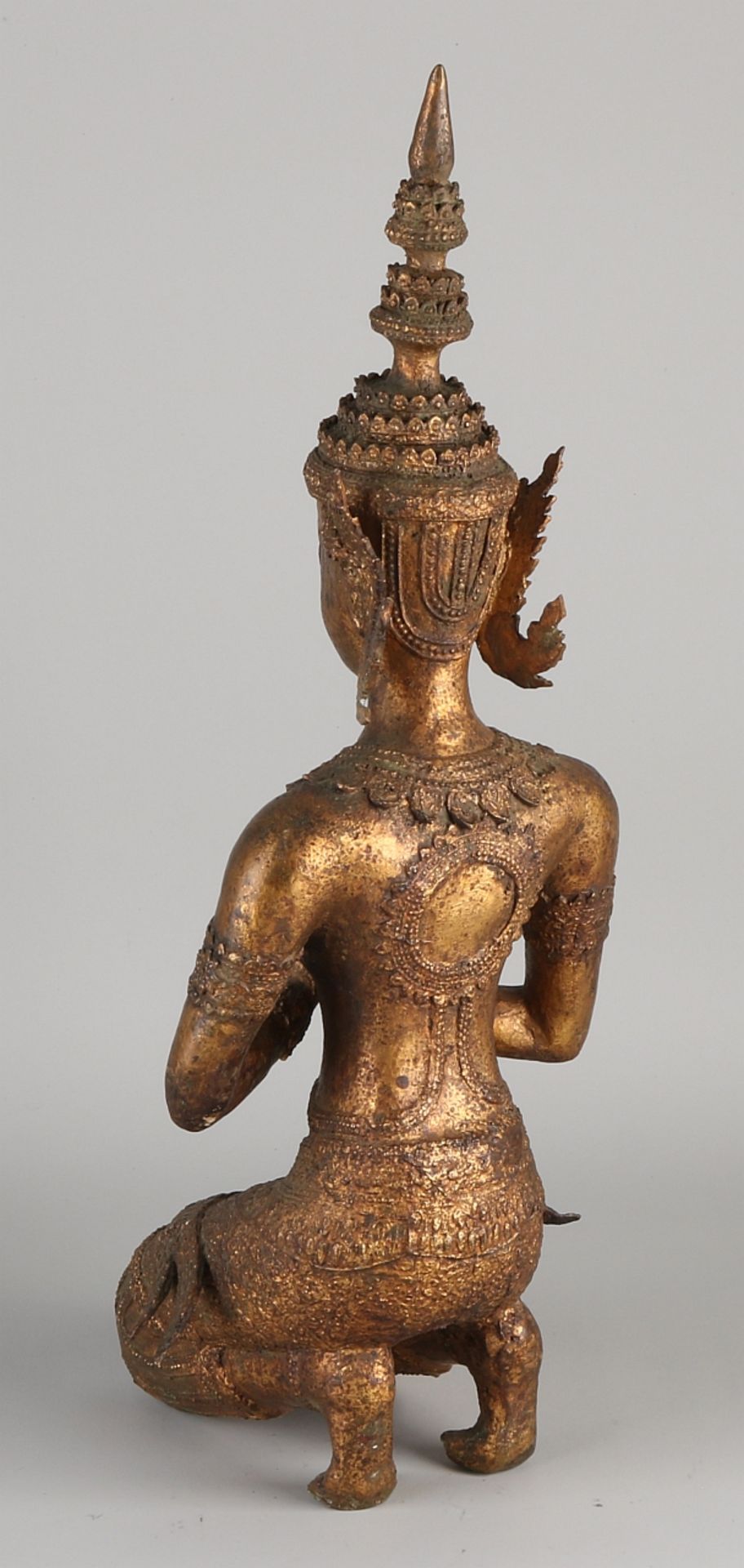 Indische buddhistische Figur aus vergoldeter Bronze. 20. Jahrhundert. Abmessungen: H 47 cm. In g - Image 2 of 3